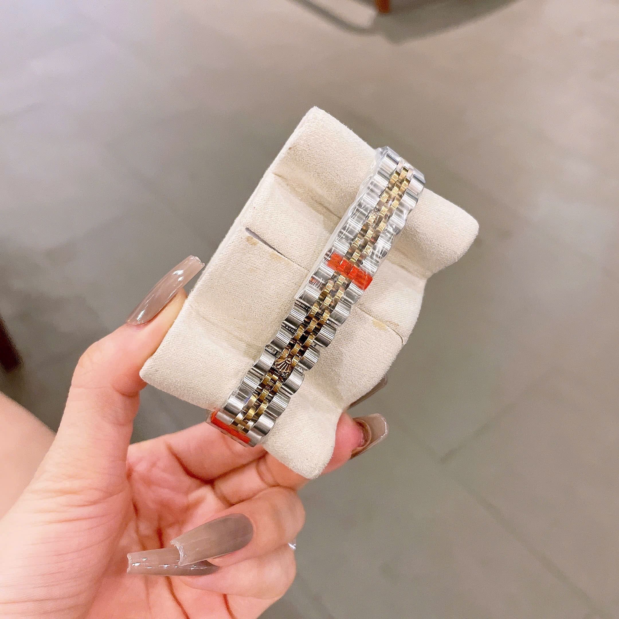 Đồng Hồ Rolex Date Just |Nữ Giới |Mặt Vàng Gold |Đính Đá |Dây Kim Loại Demi |Máy Pin (Máy Quartz) |Size 28mm |donghogiatot.vn