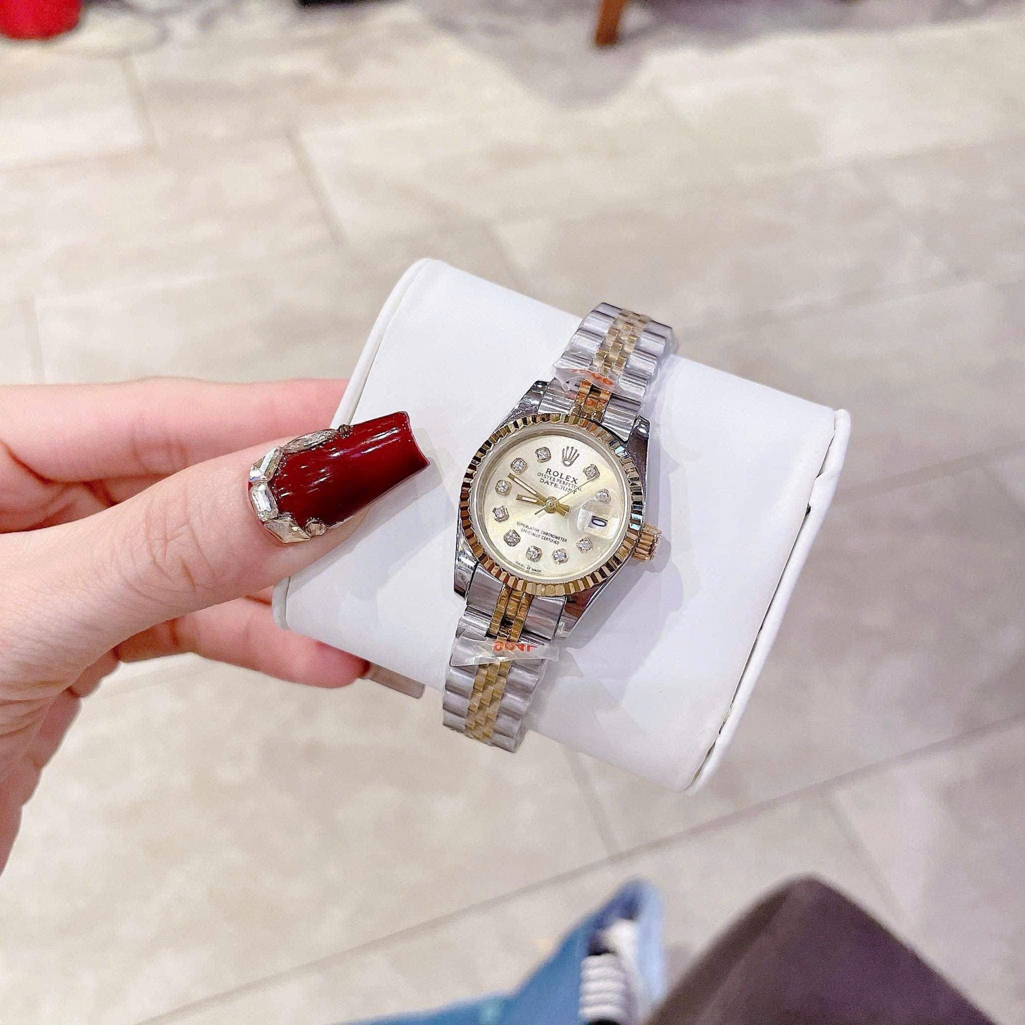 Đồng Hồ Rolex Date Just |Nữ Giới |Mặt Vàng |Niềng Khía |Dây Kim Loại Demi |Máy Pin (Máy Quartz) |Size 28mm |donghogiatot.vn