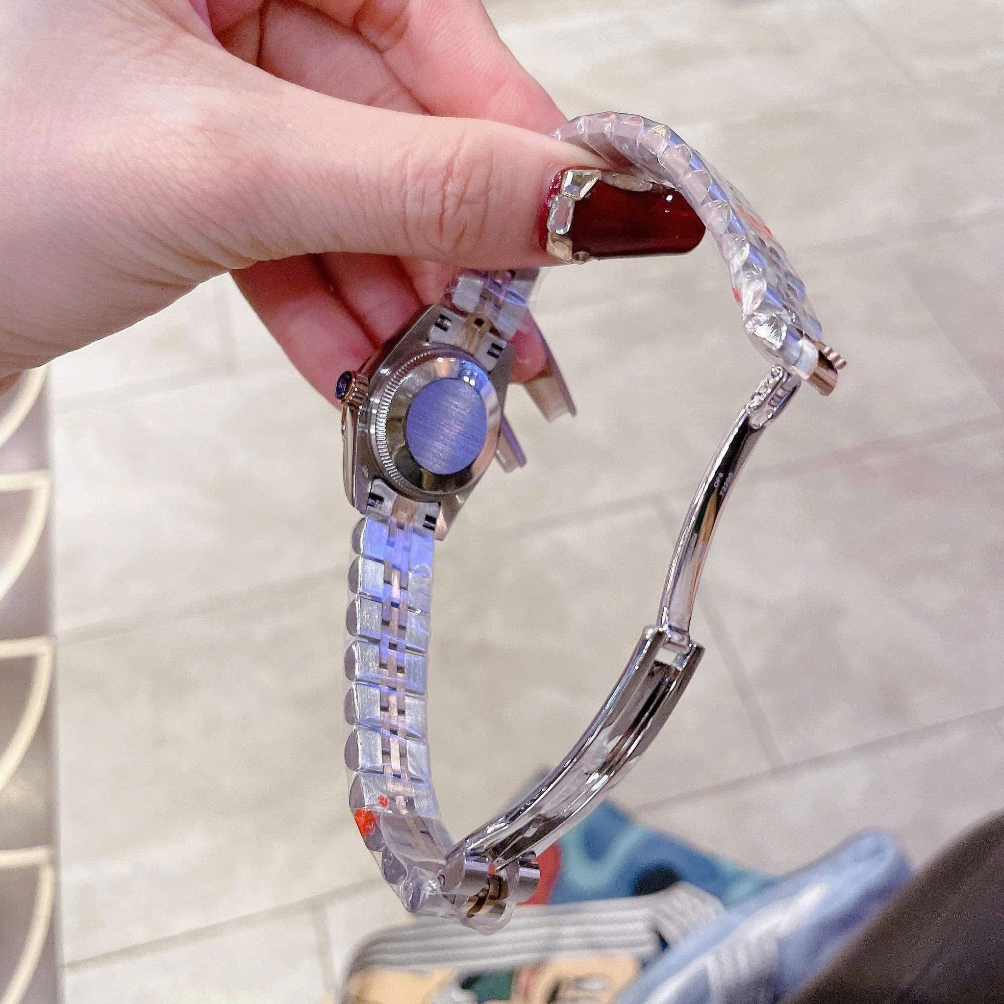 Đồng Hồ Rolex Date Just |Nữ Giới |Mặt Vàng |Niềng Khía |Dây Kim Loại Demi |Máy Pin (Máy Quartz) |Size 28mm |donghogiatot.vn