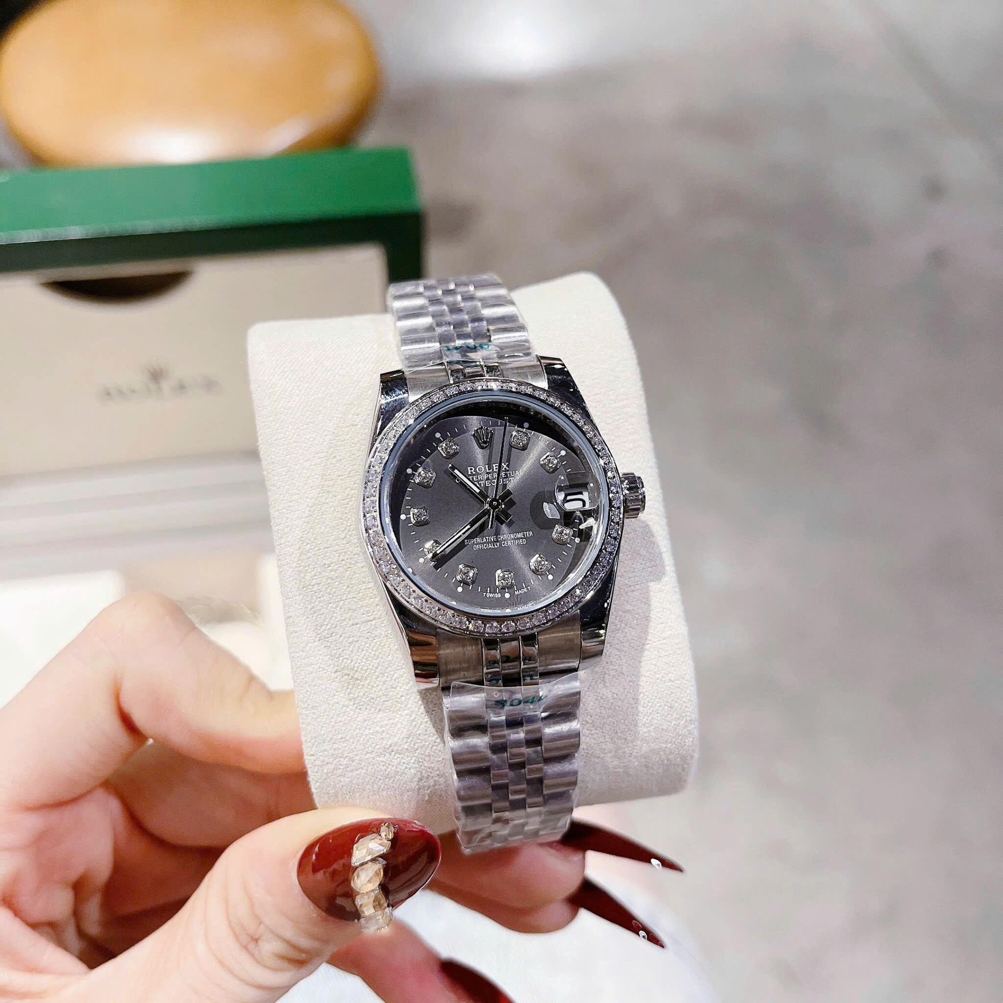 Đồng Hồ Rolex Date Just |Nữ Giới |Mặt Xám |Đính Đá |Dây Kim Loại Silver |Máy Pin (Máy Quartz) |Size 31mm |donghogiatot.vn