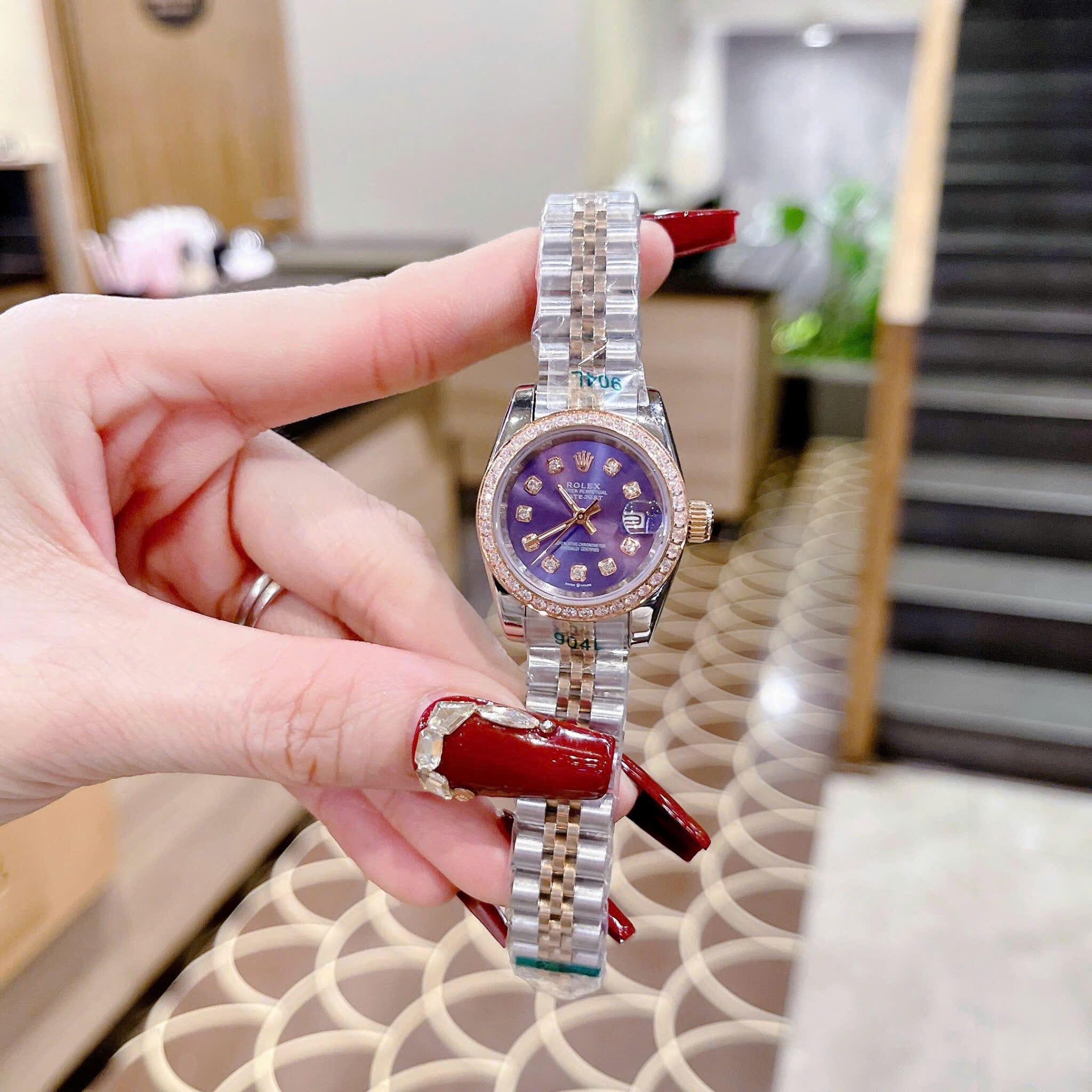 Đồng Hồ Rolex Date Just |Nữ Giới |Mặt Tím |Đính Đá |Dây Kim Loại Demi |Máy Pin (Máy Quartz) |Size 28mm |donghogiatot.vn