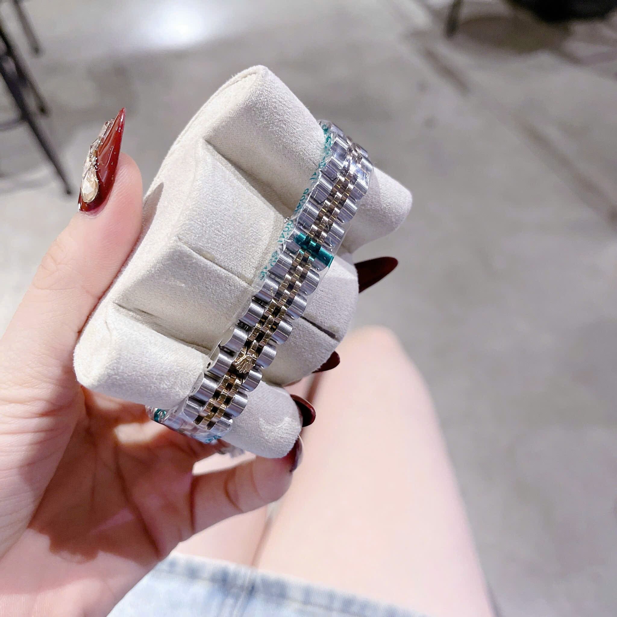 Đồng Hồ Rolex Date Just |Nữ Giới |Mặt Tím |Đính Đá |Dây Kim Loại Demi |Máy Pin (Máy Quartz) |Size 28mm |donghogiatot.vn