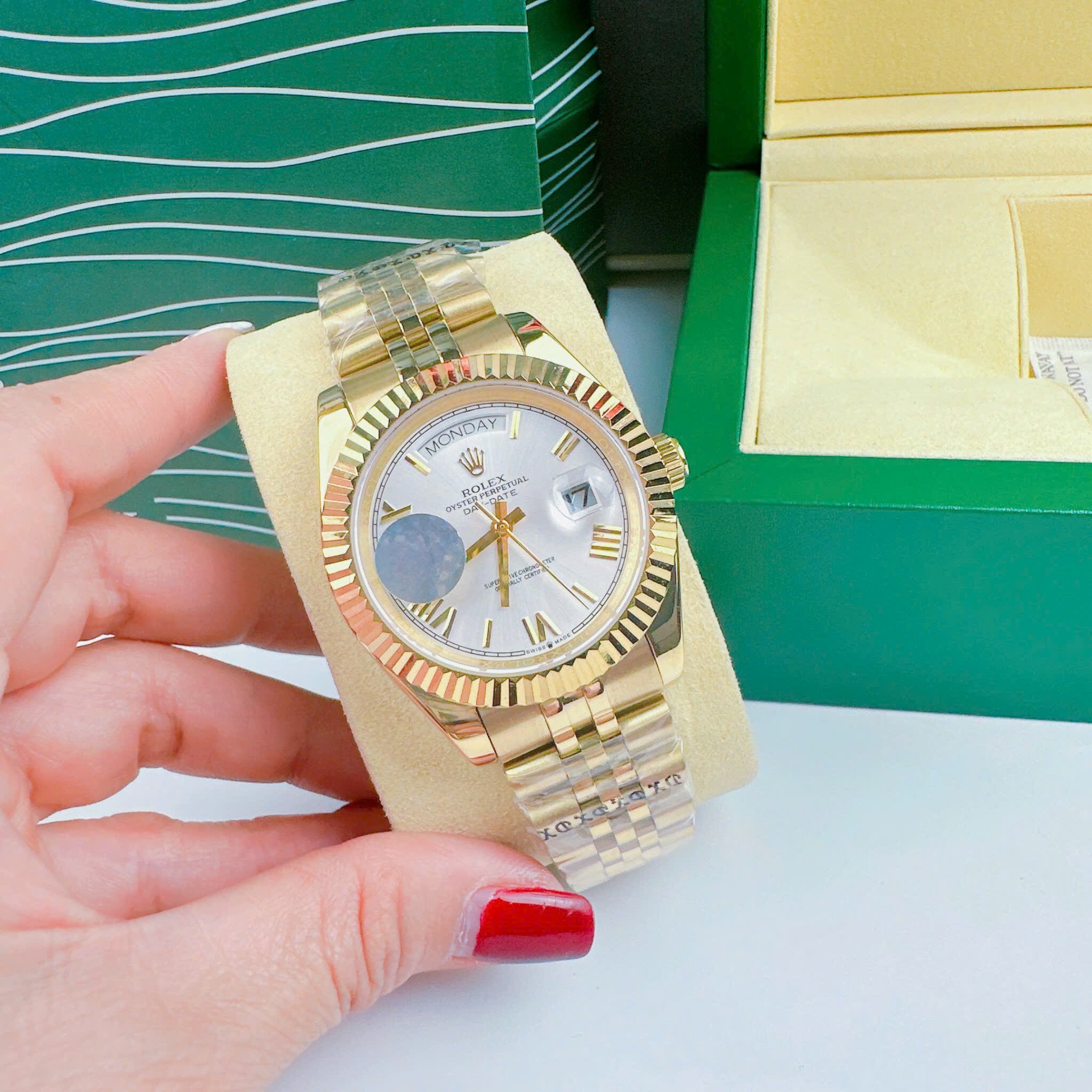 Đồng Hồ Rolex 2 Lịch |Nam Giới |Mặt Số La Mã |Trắng |Niềng Khía |Dây Kim Loại Vàng |Máy Cơ (Automatic) |Size 41mm |donghogiatot.vn