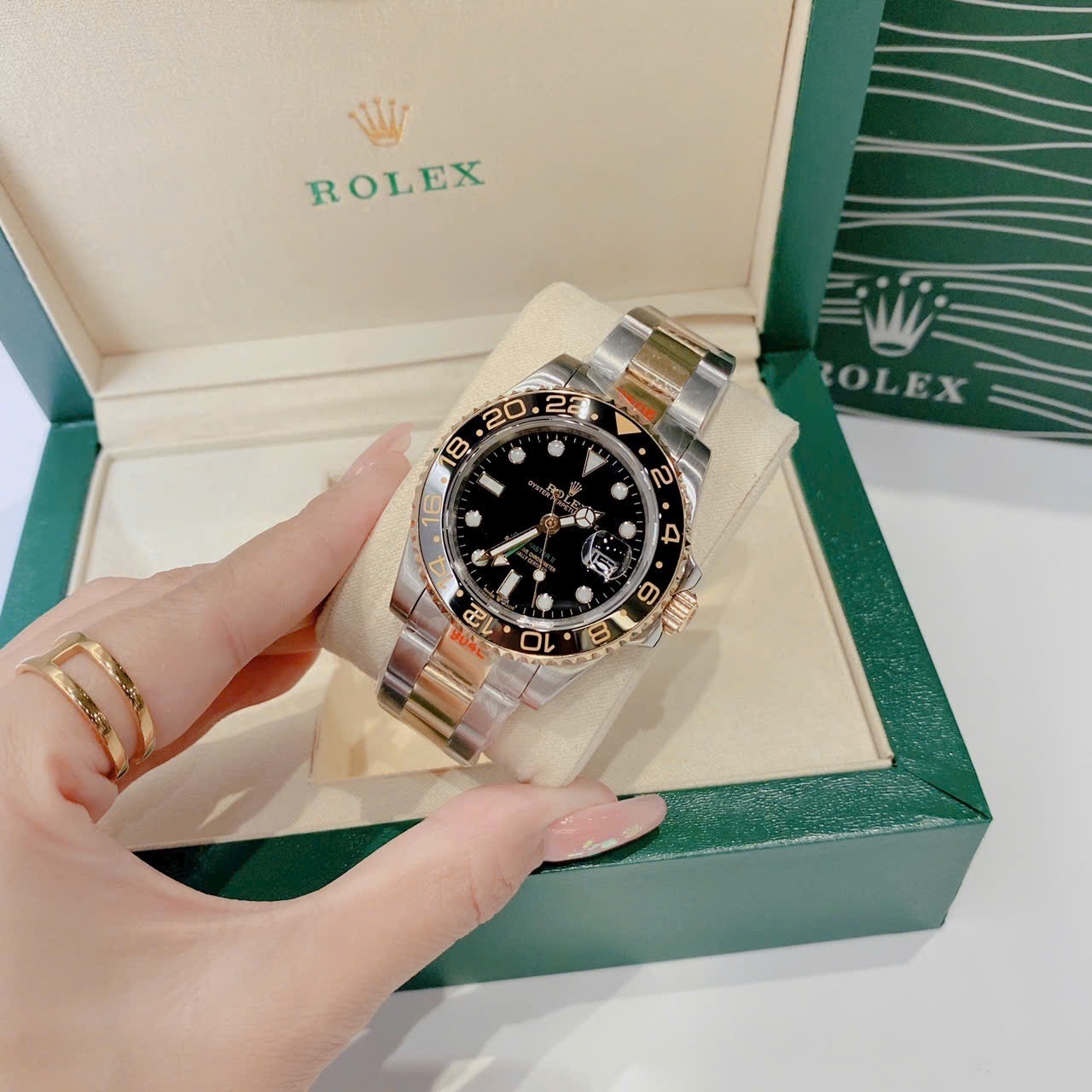 Đồng Hồ Rolex GMT Master II |Nam Giới |Niềng Đen |Dây Kim Loại Demi Vàng |Máy Cơ (Automatic) |Size 40mm |donghogiatot.vn