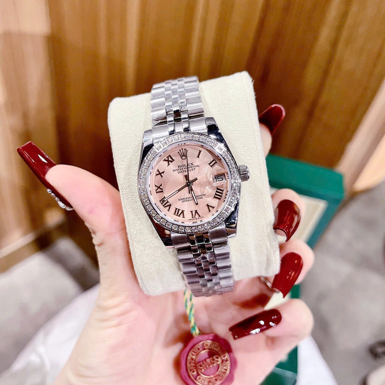 Đồng Hồ Rolex Mặt Số La Mã |Nữ Giới |Hồng |Đính Đá |Dây Kim Loại Silver |Máy Pin (Máy Quartz) |Size 31mm |donghogiatot.vn