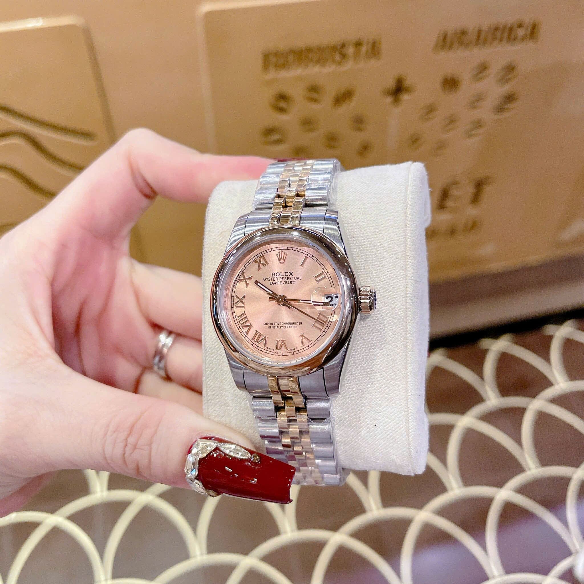 Đồng Hồ Rolex Mặt Số La Mã |Nữ Giới |Mặt Hồng |Niềng Trơn |Dây Kim Loại Demi |Máy Pin (Máy Quartz) |Size 31mm |donghogiatot.vn