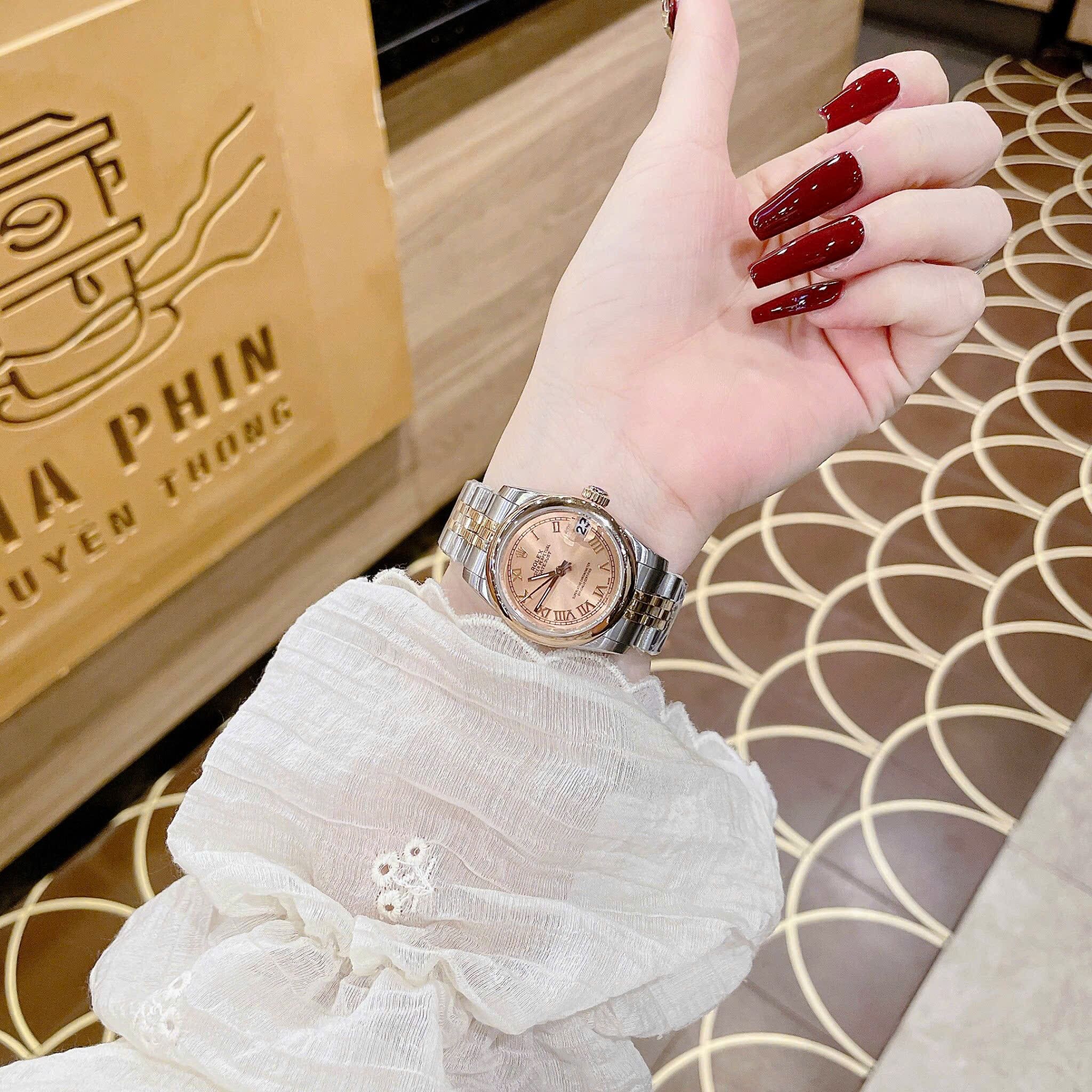 Đồng Hồ Rolex Mặt Số La Mã |Nữ Giới |Mặt Hồng |Niềng Trơn |Dây Kim Loại Demi |Máy Pin (Máy Quartz) |Size 31mm |donghogiatot.vn