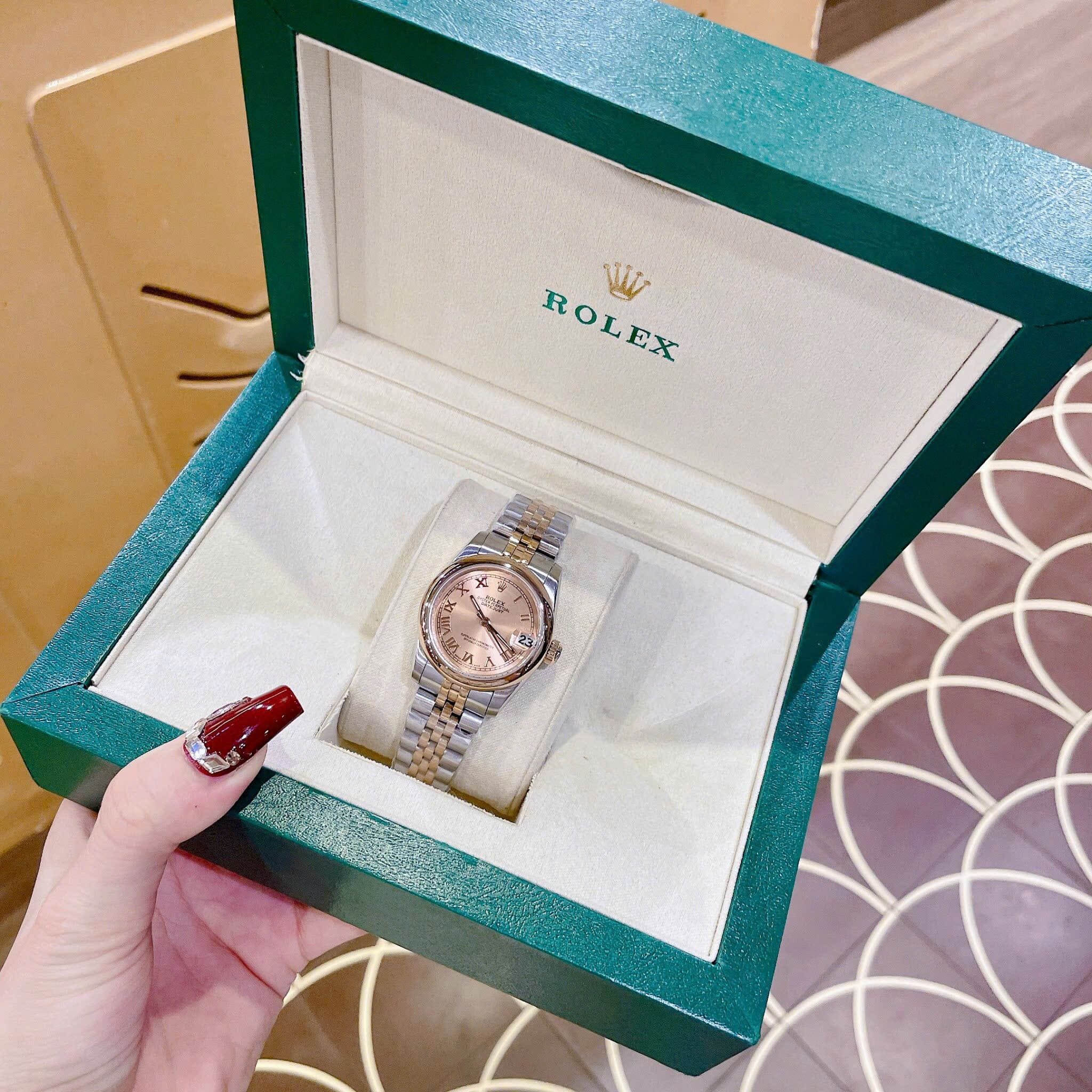 Đồng Hồ Rolex Mặt Số La Mã |Nữ Giới |Mặt Hồng |Niềng Trơn |Dây Kim Loại Demi |Máy Pin (Máy Quartz) |Size 31mm |donghogiatot.vn