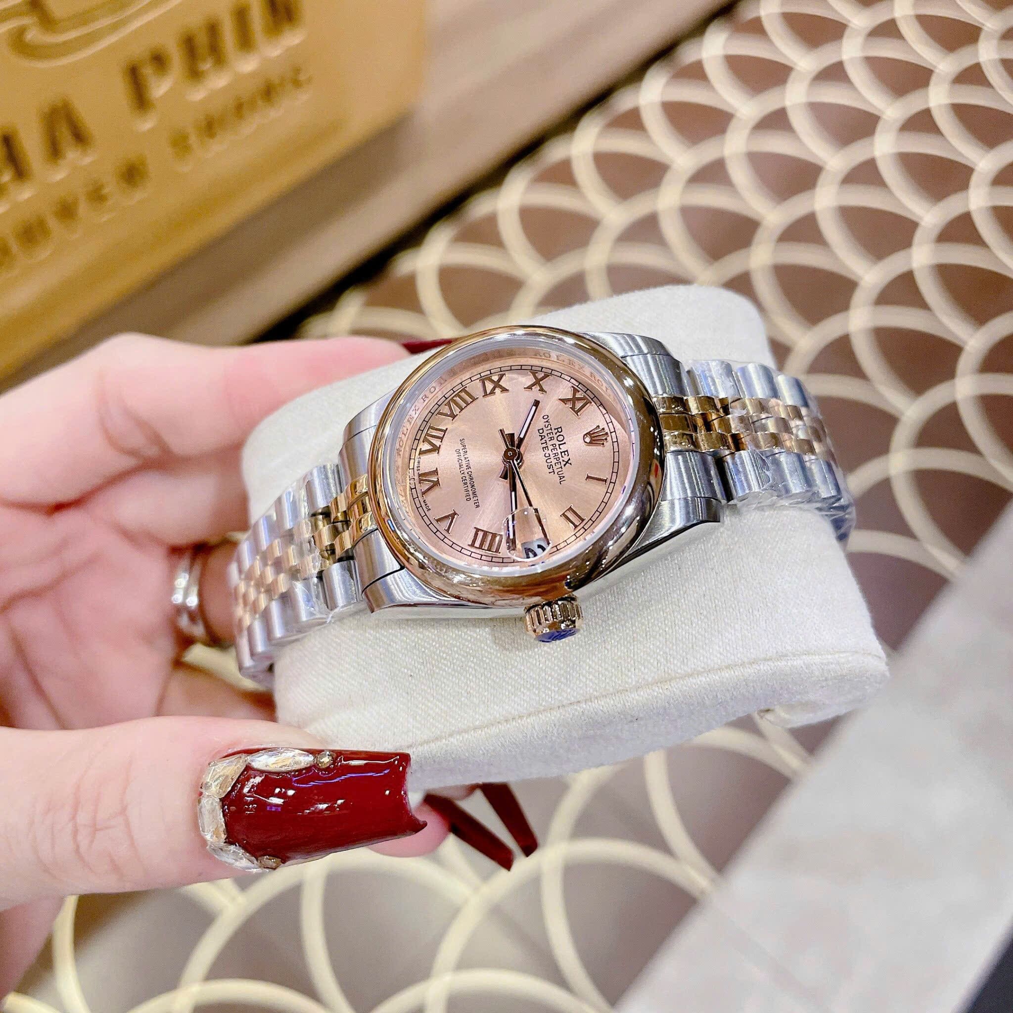 Đồng Hồ Rolex Mặt Số La Mã |Nữ Giới |Mặt Hồng |Niềng Trơn |Dây Kim Loại Demi |Máy Pin (Máy Quartz) |Size 31mm |donghogiatot.vn