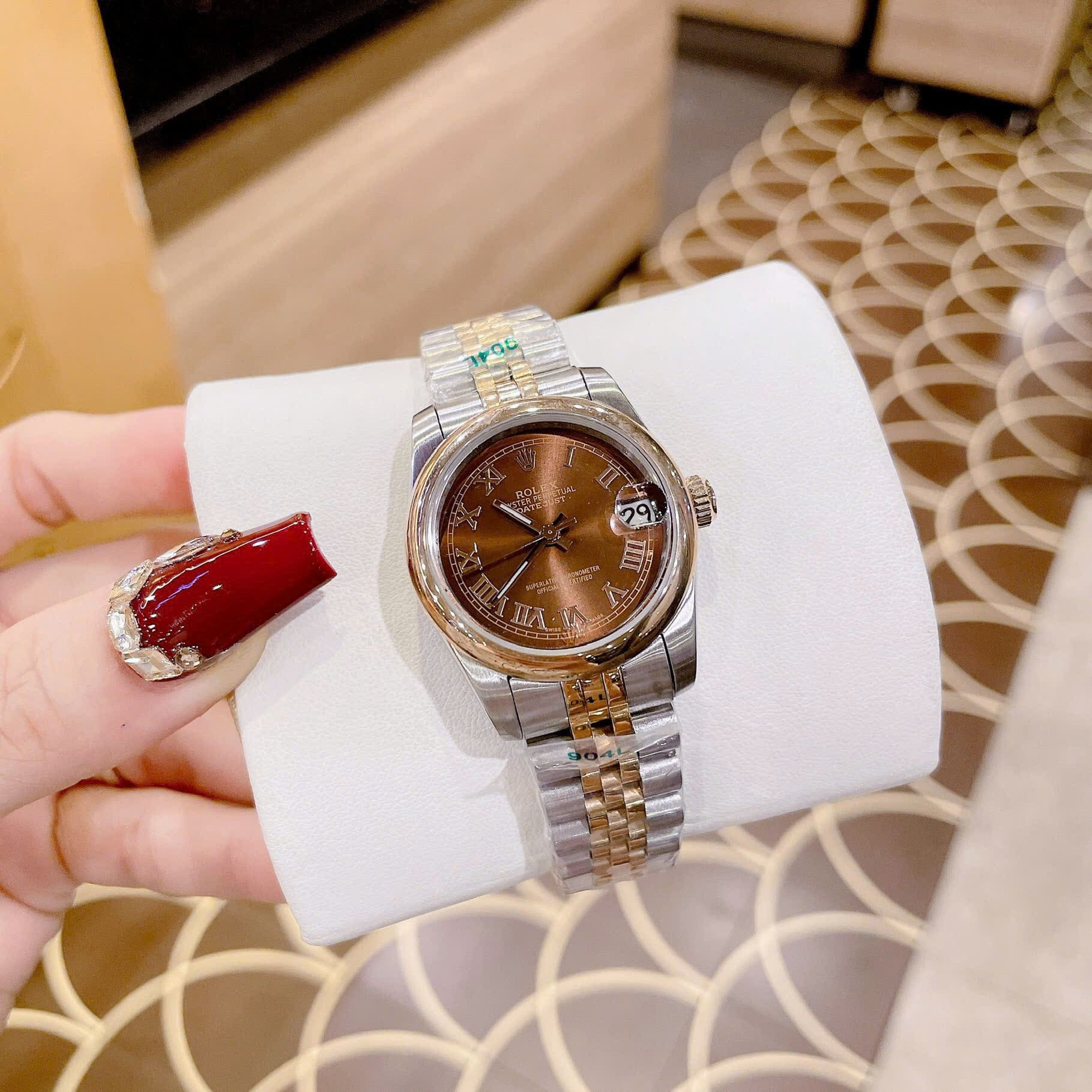 Đồng Hồ Rolex Mặt Số La Mã |Nữ Giới |Mặt Nâu |Niềng Trơn |Dây Kim Loại Demi |Máy Pin (Máy Quartz) |Size 31mm |donghogiatot.vn