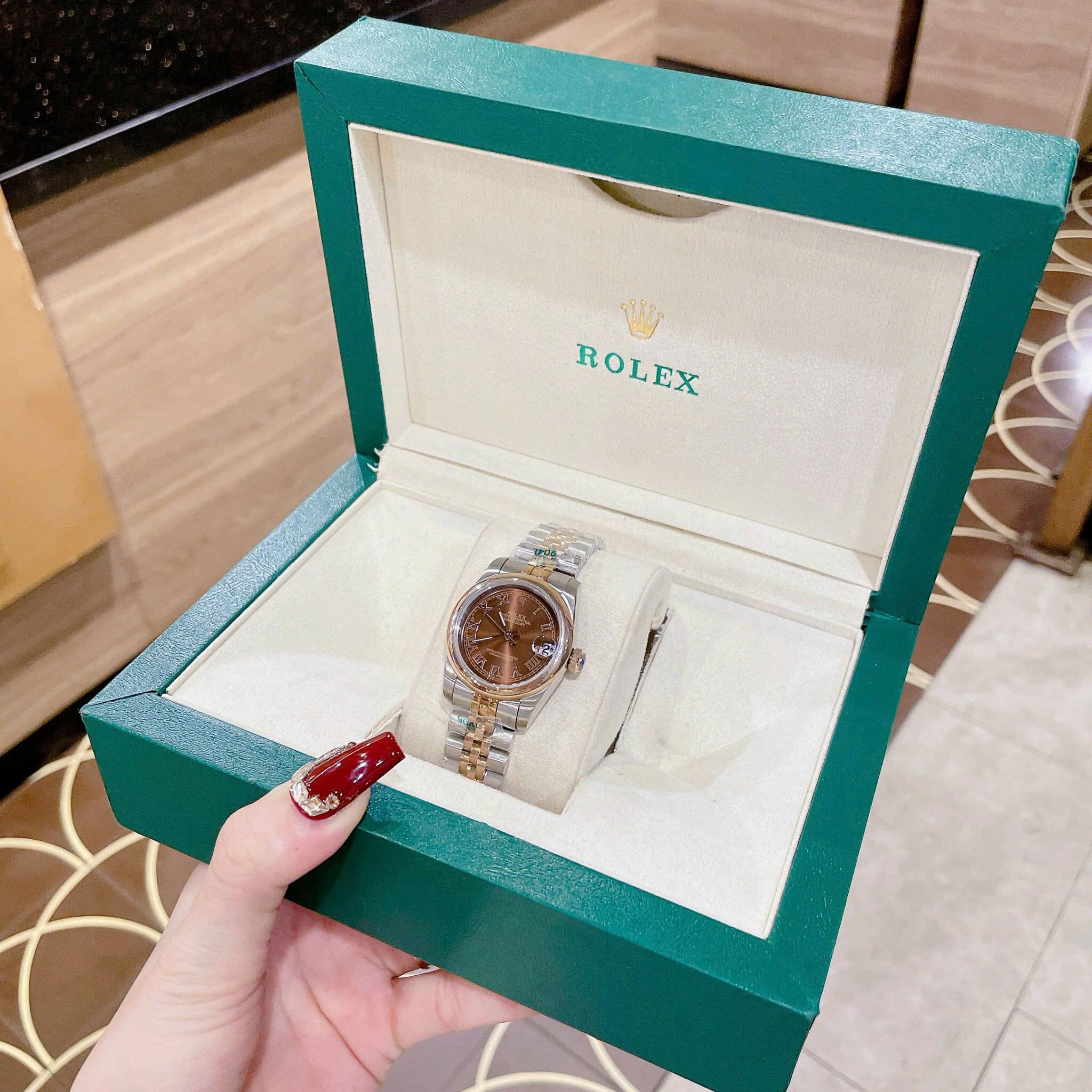 Đồng Hồ Rolex Mặt Số La Mã |Nữ Giới |Mặt Nâu |Niềng Trơn |Dây Kim Loại Demi |Máy Pin (Máy Quartz) |Size 31mm |donghogiatot.vn