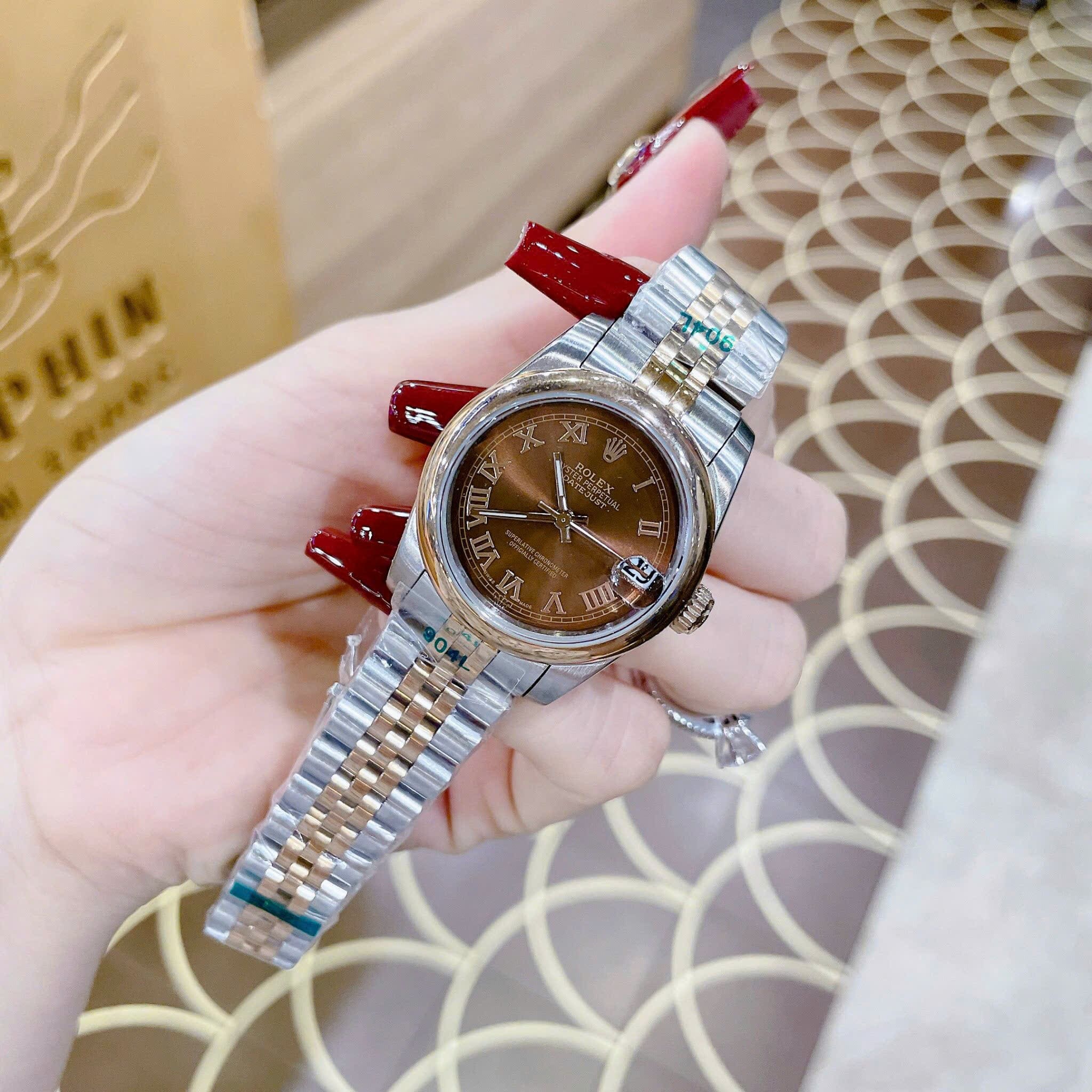 Đồng Hồ Rolex Mặt Số La Mã |Nữ Giới |Mặt Nâu |Niềng Trơn |Dây Kim Loại Demi |Máy Pin (Máy Quartz) |Size 31mm |donghogiatot.vn
