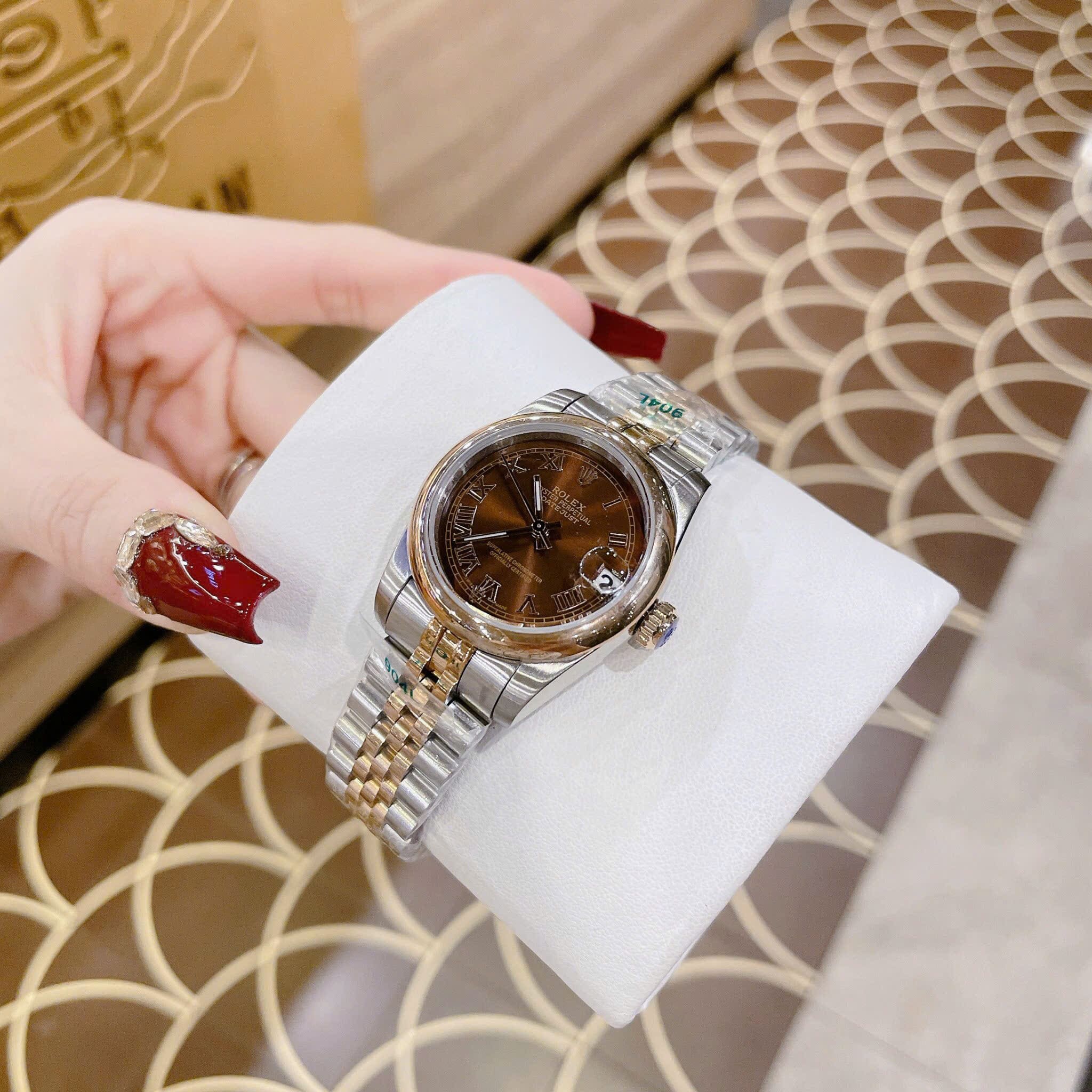 Đồng Hồ Rolex Mặt Số La Mã |Nữ Giới |Mặt Nâu |Niềng Trơn |Dây Kim Loại Demi |Máy Pin (Máy Quartz) |Size 31mm |donghogiatot.vn