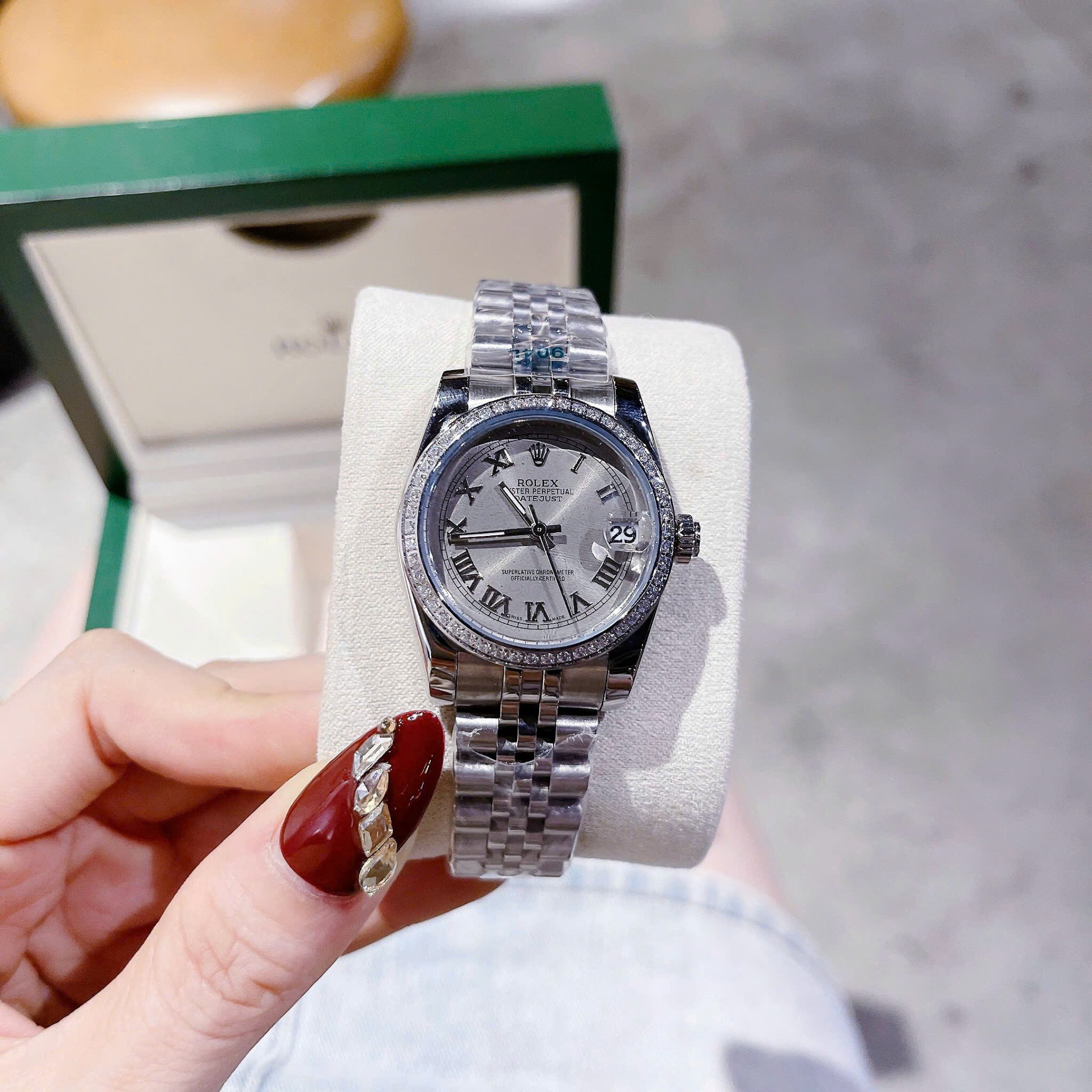 Đồng Hồ Rolex Mặt Số La Mã |Nữ Giới |Mặt Xám |Đính Đá |Dây Kim Loại Silver |Máy Pin (Máy Quartz) |Size 31mm |donghogiatot.vn