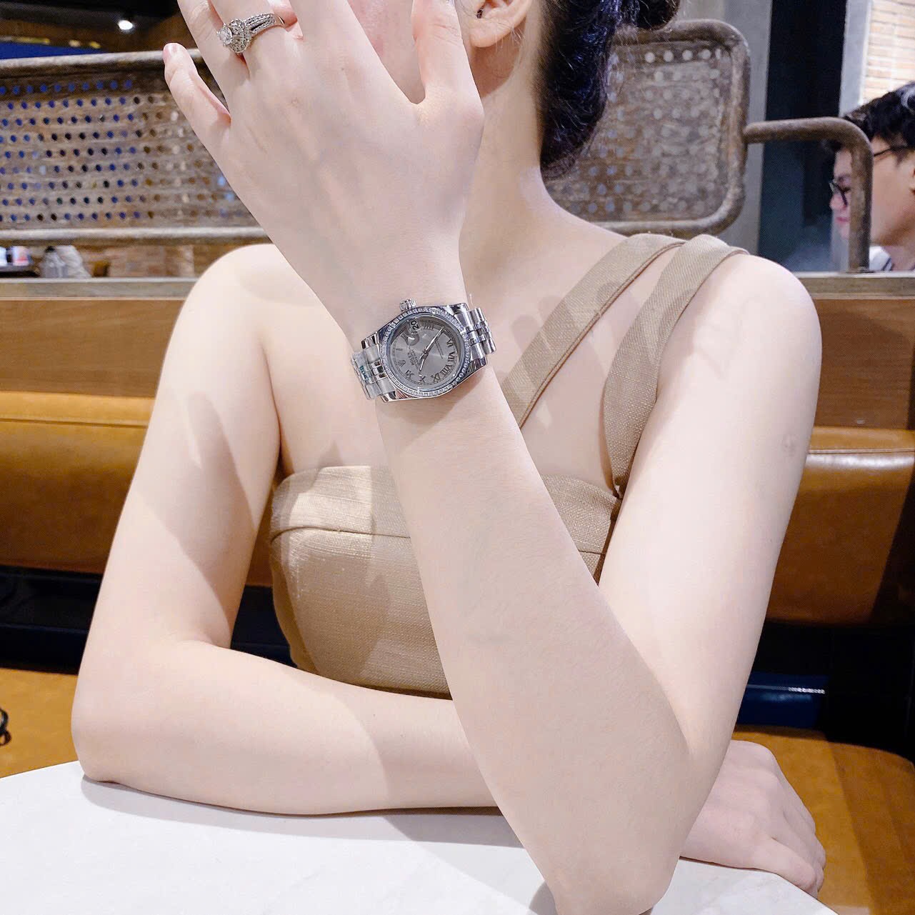 Đồng Hồ Rolex Mặt Số La Mã |Nữ Giới |Mặt Xám |Đính Đá |Dây Kim Loại Silver |Máy Pin (Máy Quartz) |Size 31mm |donghogiatot.vn