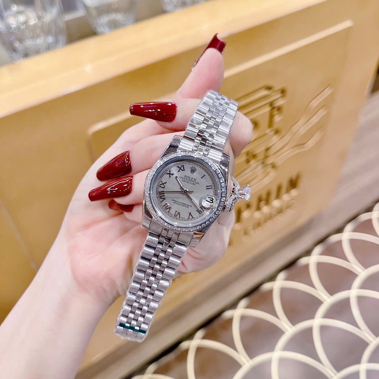 Đồng Hồ Rolex Mặt Số La Mã |Nữ Giới |Mặt Xám |Đính Đá |Dây Kim Loại Silver |Máy Pin (Máy Quartz) |Size 31mm |donghogiatot.vn