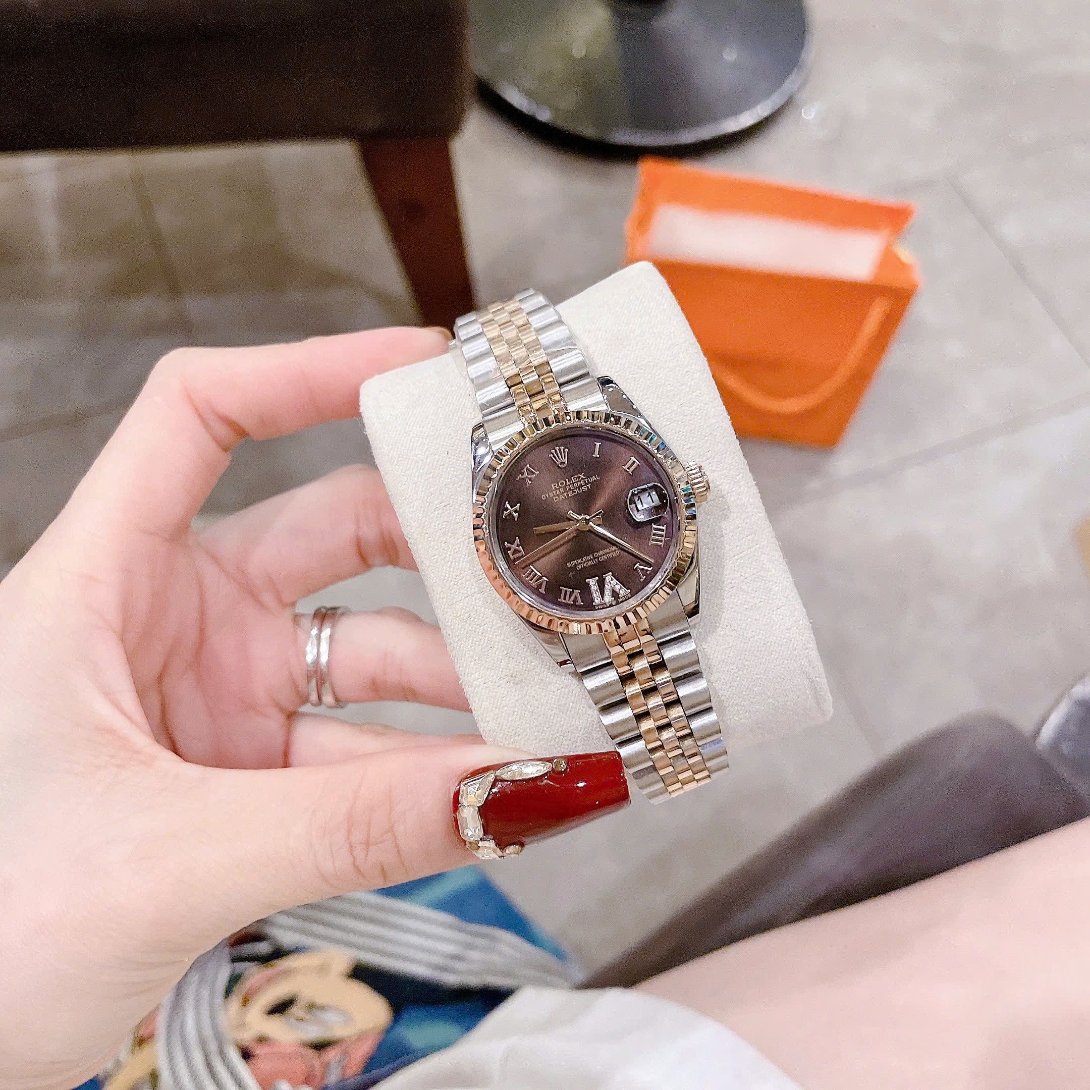 Đồng Hồ Rolex Mặt Số La Mã |Nữ Giới |Nâu |Niềng Khía |Dây Kim Loại Demi |Máy Pin (Máy Quartz) |Size 31mm |donghogiatot.vn