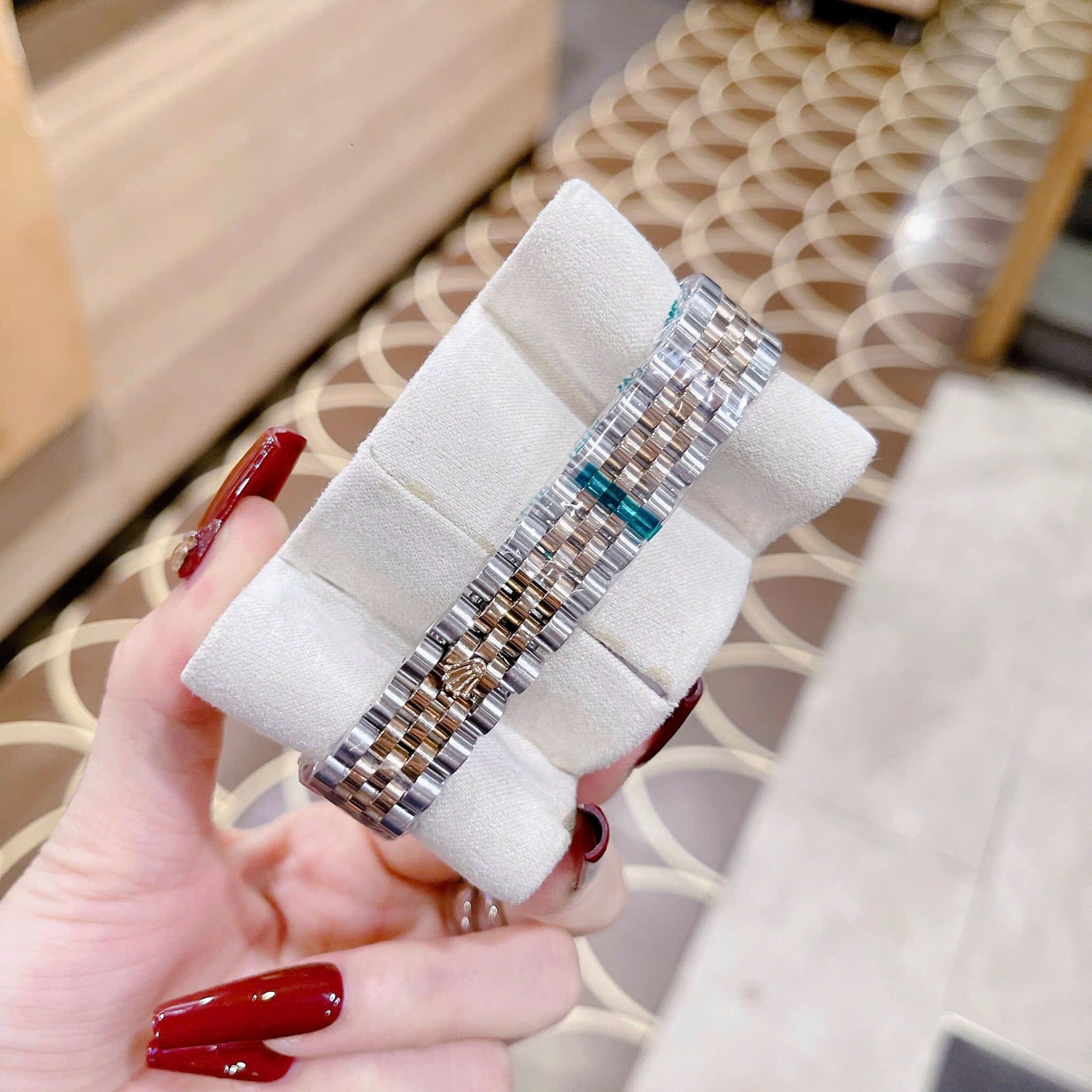 Đồng Hồ Rolex Mặt Số La Mã |Nữ Giới |Nâu |Niềng Khía |Dây Kim Loại Demi |Máy Pin (Máy Quartz) |Size 31mm |donghogiatot.vn