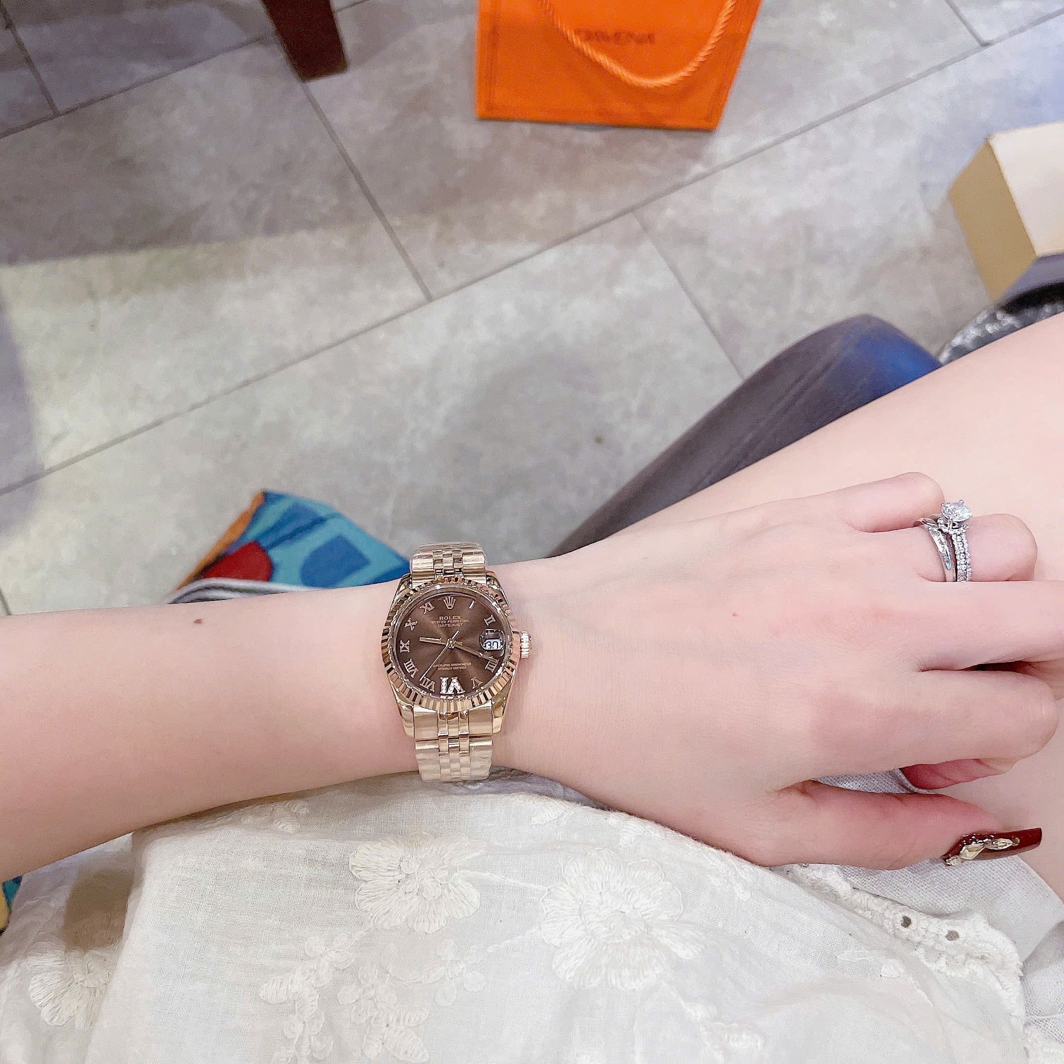 Đồng Hồ Rolex Mặt Số La Mã |Nữ Giới |Nâu |Niềng Khía |Dây Kim Loại Rose Gold |Máy Pin (Máy Quartz) |Size 31mm |donghogiatot.vn