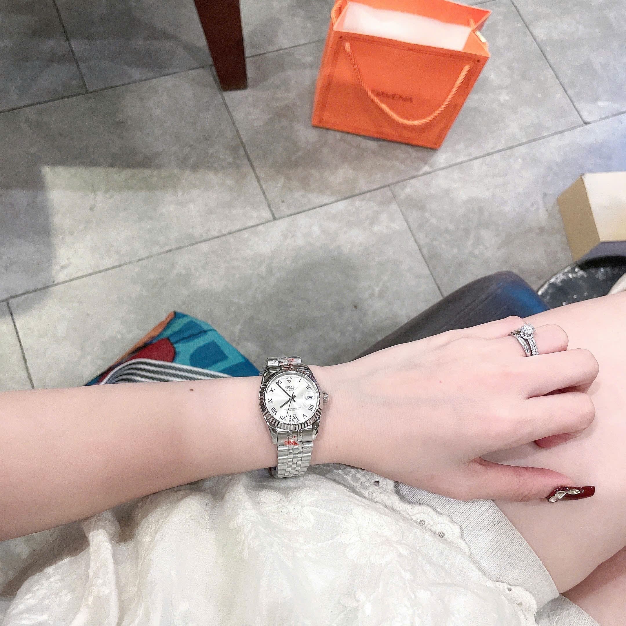 Đồng Hồ Rolex Mặt Số La Mã |Nữ Giới |Trắng |Niềng Khía |Dây Kim Loại Silver |Máy Pin (Máy Quartz) |Size 31mm |donghogiatot.vn