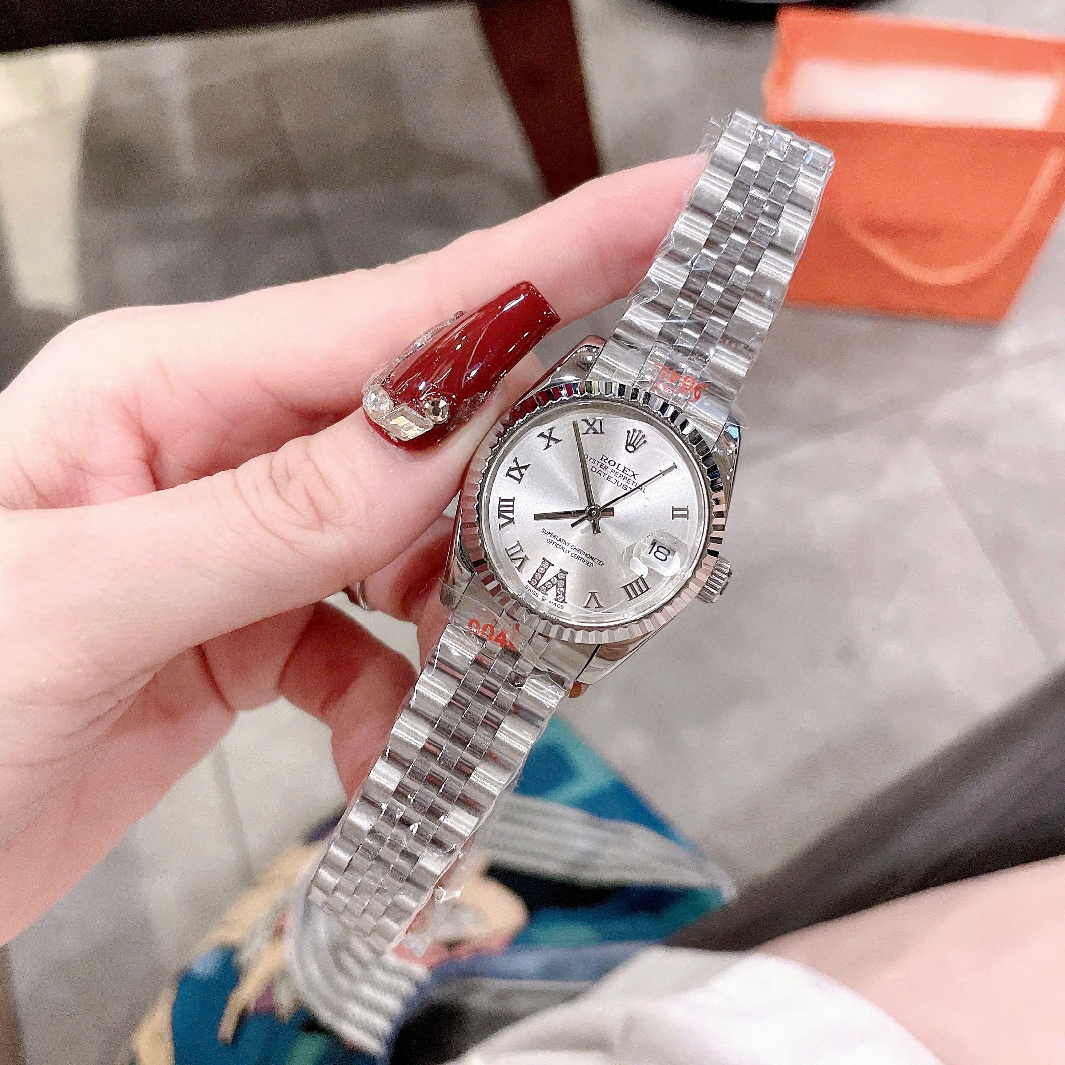 Đồng Hồ Rolex Mặt Số La Mã |Nữ Giới |Trắng |Niềng Khía |Dây Kim Loại Silver |Máy Pin (Máy Quartz) |Size 31mm |donghogiatot.vn