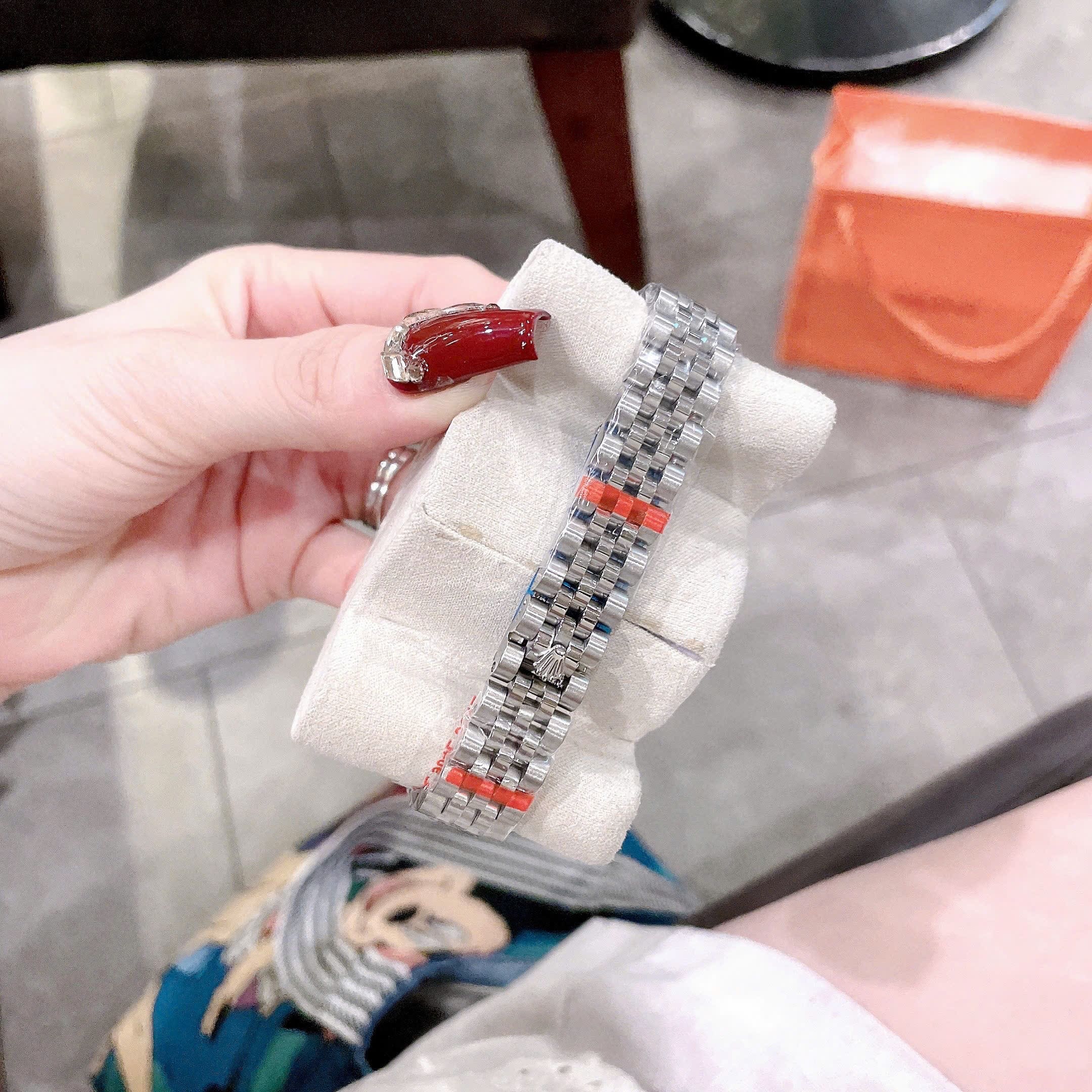 Đồng Hồ Rolex Mặt Số La Mã |Nữ Giới |Trắng |Niềng Khía |Dây Kim Loại Silver |Máy Pin (Máy Quartz) |Size 31mm |donghogiatot.vn