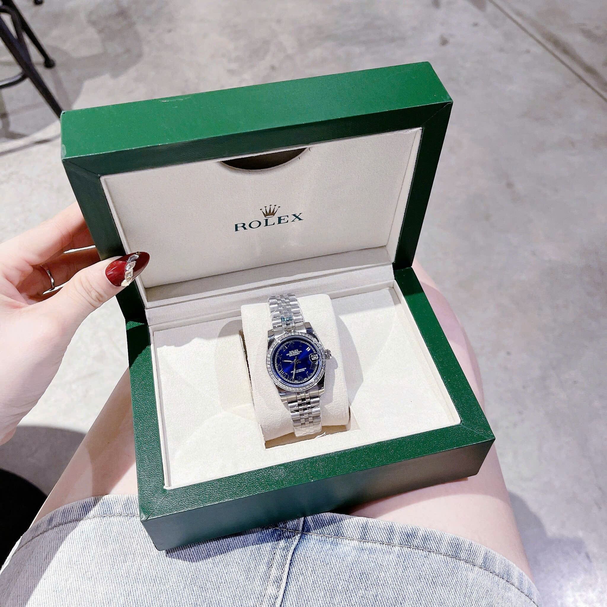Đồng Hồ Rolex Mặt Số La Mã |Nữ Giới |Xanh Dương |Đính Đá |Dây Kim Loại Silver |Máy Pin (Máy Quartz) |Size 31mm |donghogiatot.vn
