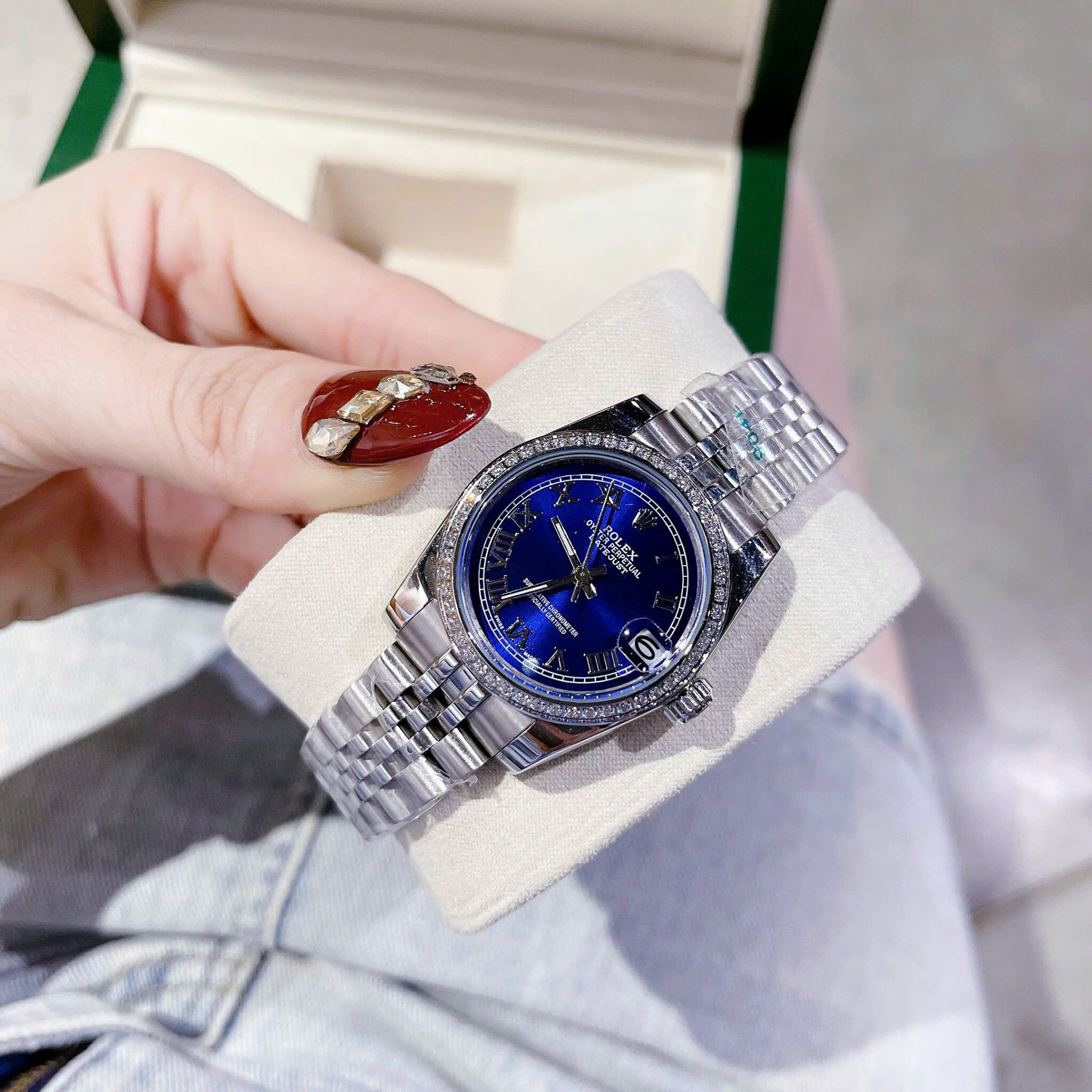 Đồng Hồ Rolex Mặt Số La Mã |Nữ Giới |Xanh Dương |Đính Đá |Dây Kim Loại Silver |Máy Pin (Máy Quartz) |Size 31mm |donghogiatot.vn