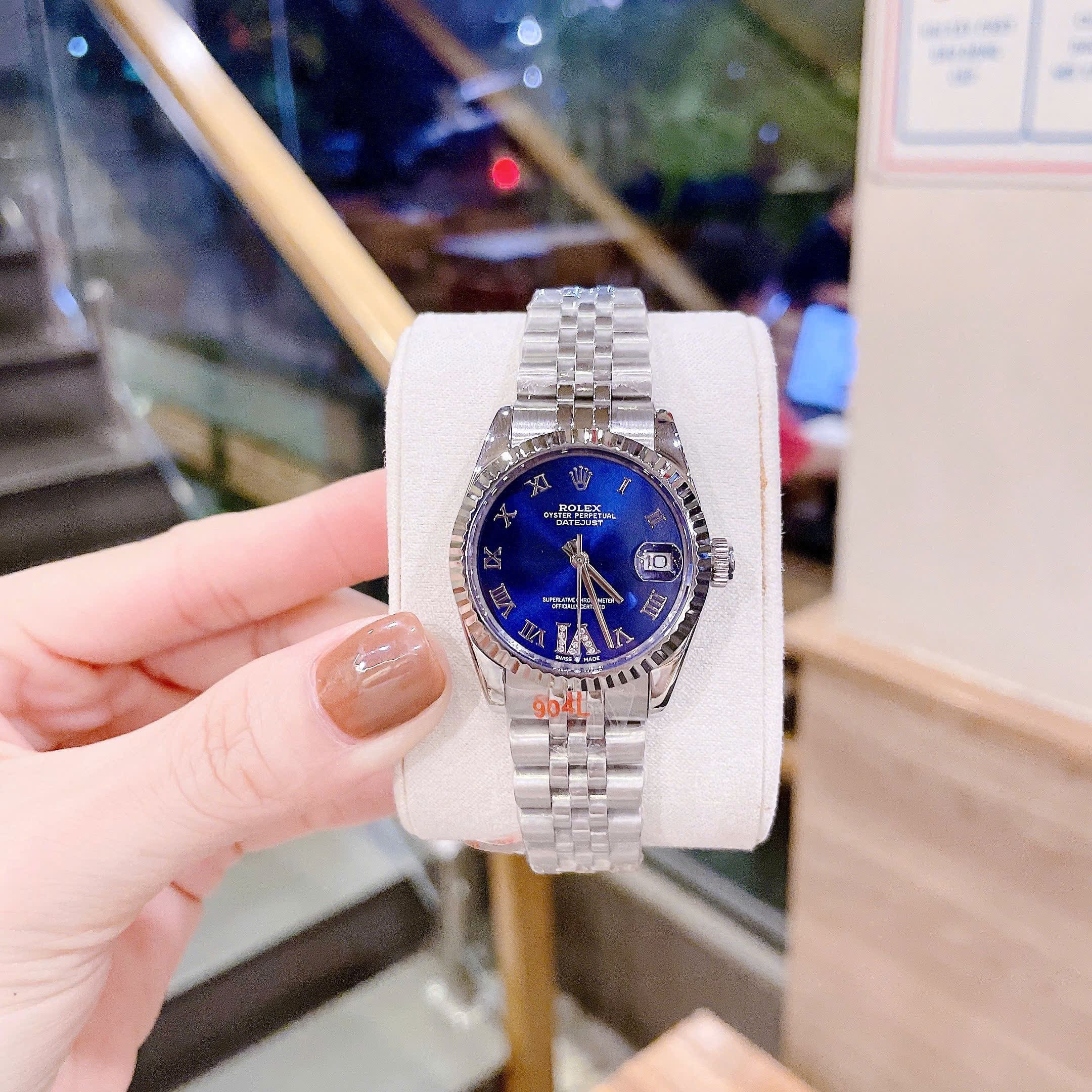 Đồng Hồ Rolex Mặt Số La Mã |Nữ Giới |Xanh Dương |Niềng Khía |Dây Kim Loại Silver |Máy Pin (Máy Quartz) |Size 31mm |donghogiatot.vn