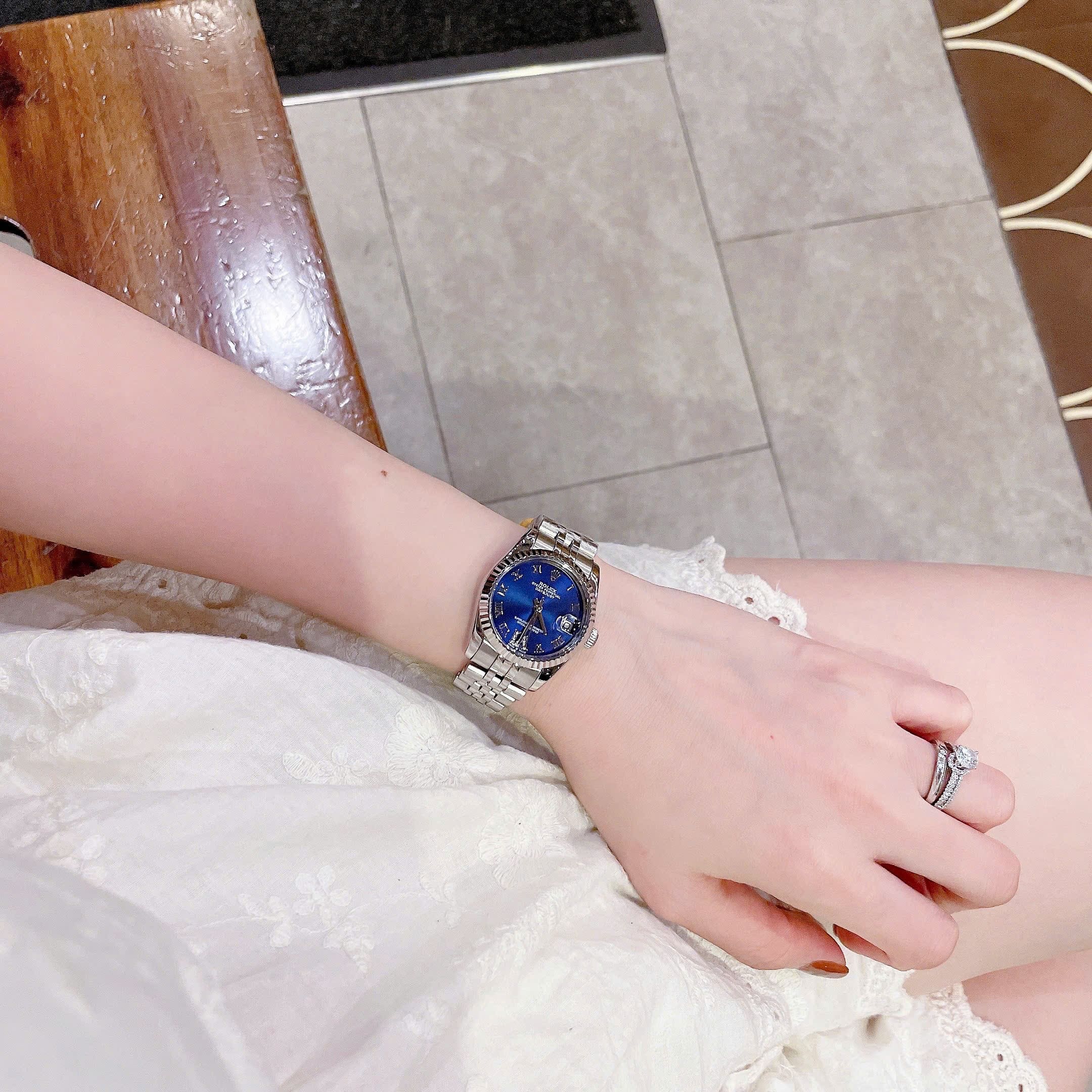 Đồng Hồ Rolex Mặt Số La Mã |Nữ Giới |Xanh Dương |Niềng Khía |Dây Kim Loại Silver |Máy Pin (Máy Quartz) |Size 31mm |donghogiatot.vn