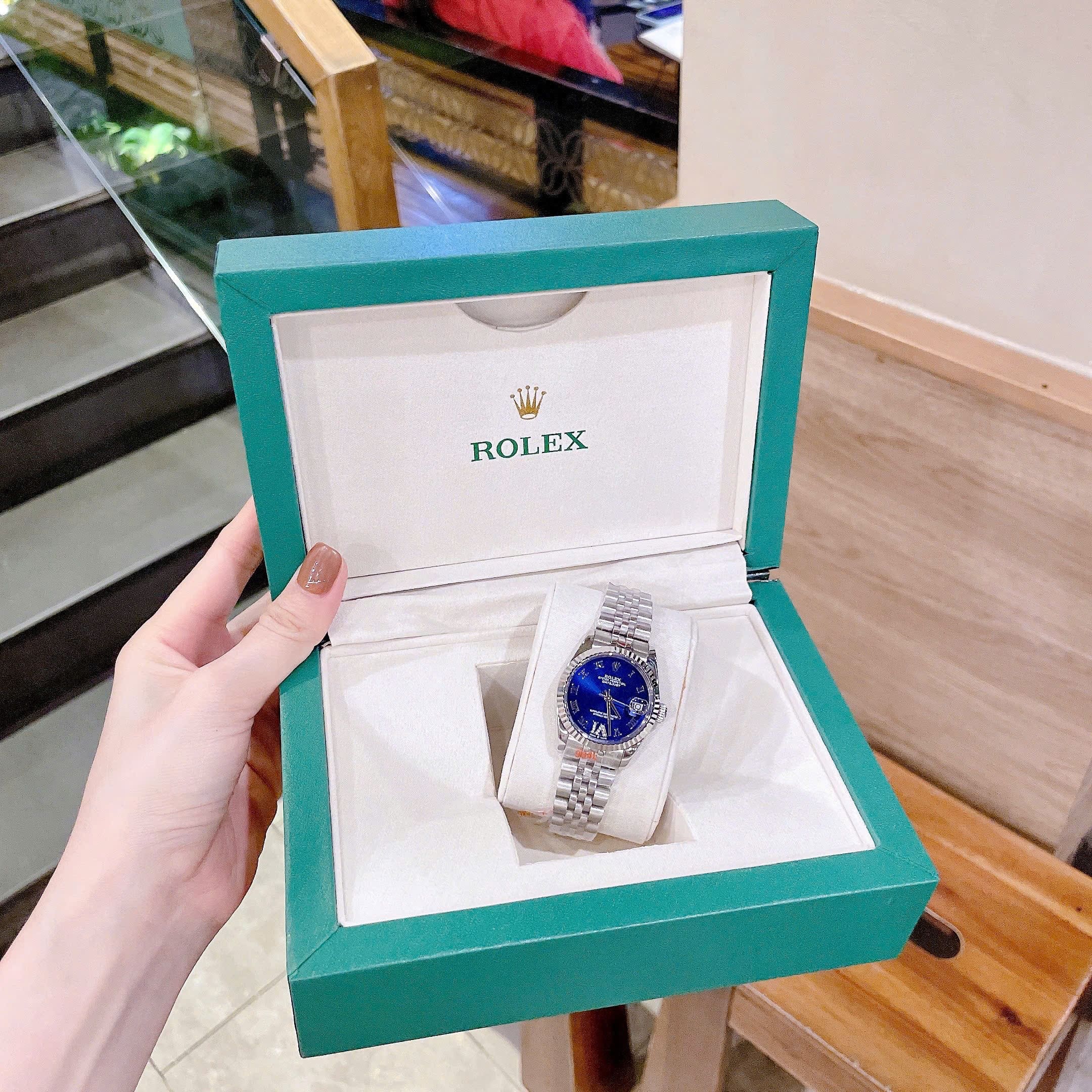 Đồng Hồ Rolex Mặt Số La Mã |Nữ Giới |Xanh Dương |Niềng Khía |Dây Kim Loại Silver |Máy Pin (Máy Quartz) |Size 31mm |donghogiatot.vn