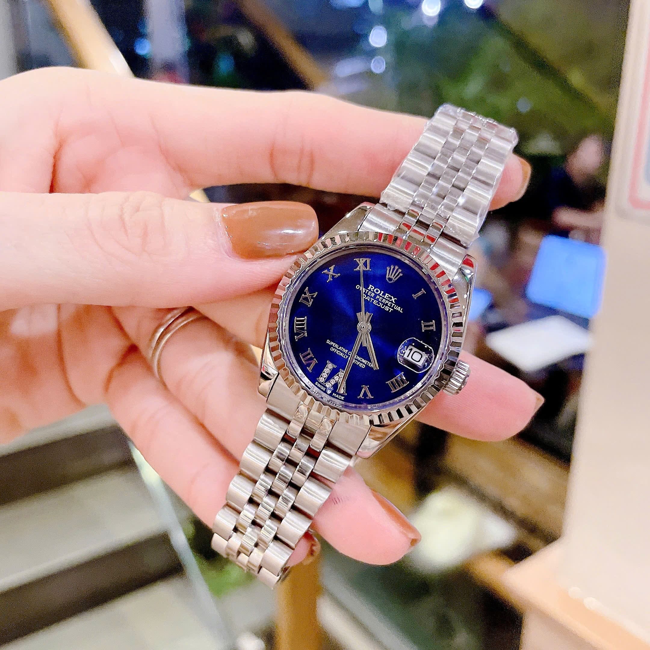 Đồng Hồ Rolex Mặt Số La Mã |Nữ Giới |Xanh Dương |Niềng Khía |Dây Kim Loại Silver |Máy Pin (Máy Quartz) |Size 31mm |donghogiatot.vn