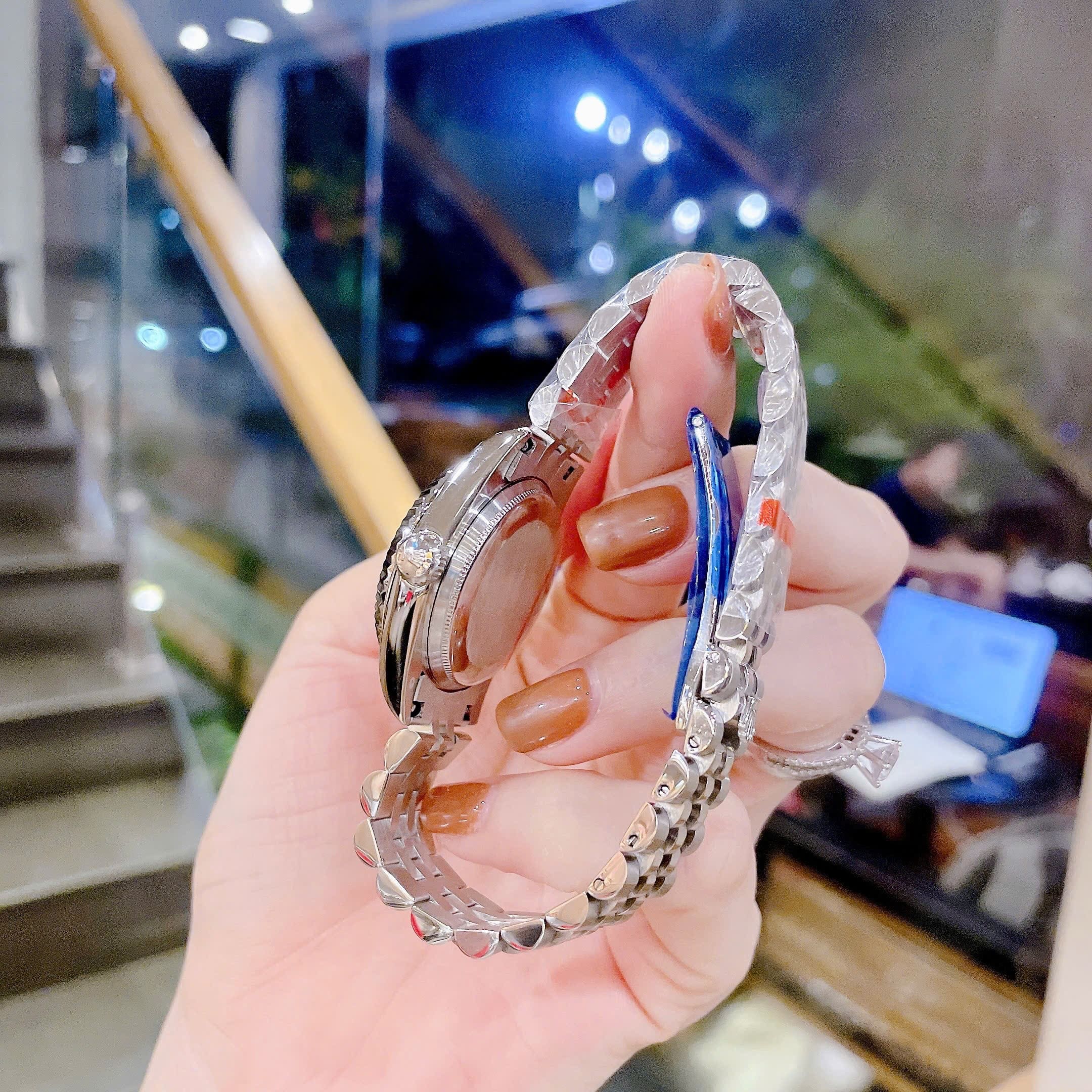 Đồng Hồ Rolex Mặt Số La Mã |Nữ Giới |Xanh Dương |Niềng Khía |Dây Kim Loại Silver |Máy Pin (Máy Quartz) |Size 31mm |donghogiatot.vn