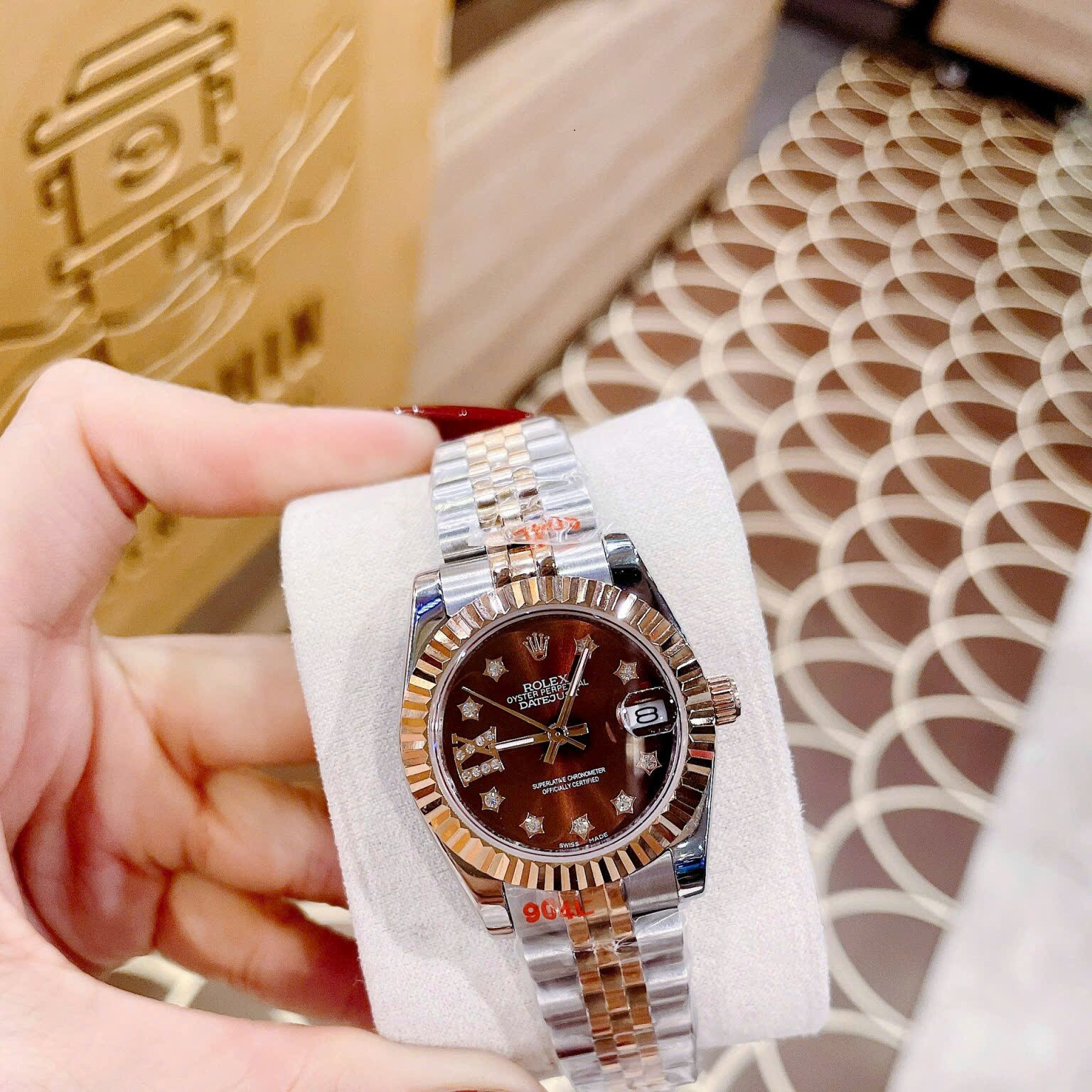 Đồng Hồ Rolex Niềng Khía |Nữ Giới |Mặt Nâu |Đính Đá Ngôi Sao |Dây Kim Loại Demi |Máy Pin (Máy Quartz) |Size 31mm |donghogiatot.vn
