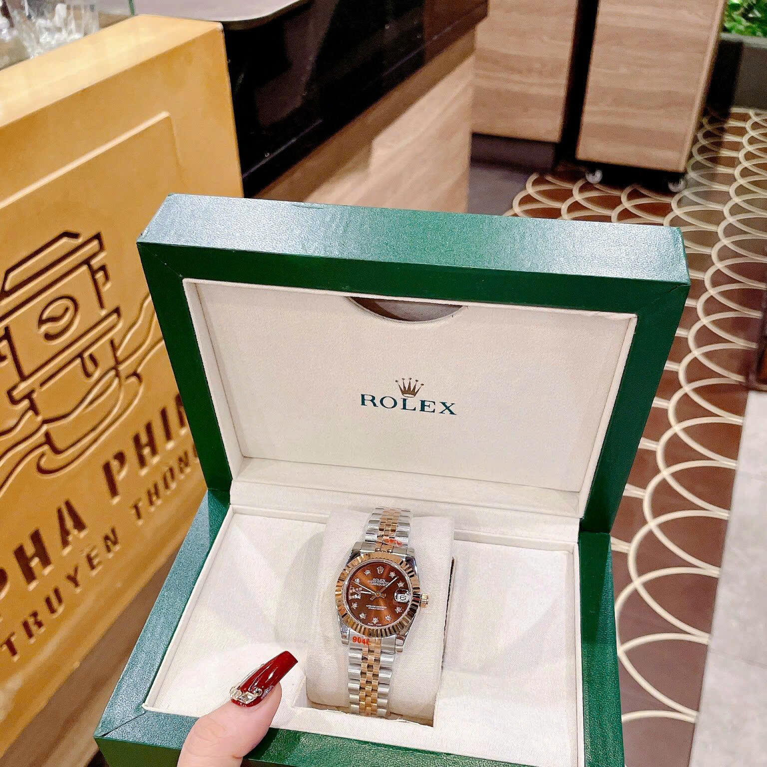 Đồng Hồ Rolex Niềng Khía |Nữ Giới |Mặt Nâu |Đính Đá Ngôi Sao |Dây Kim Loại Demi |Máy Pin (Máy Quartz) |Size 31mm |donghogiatot.vn