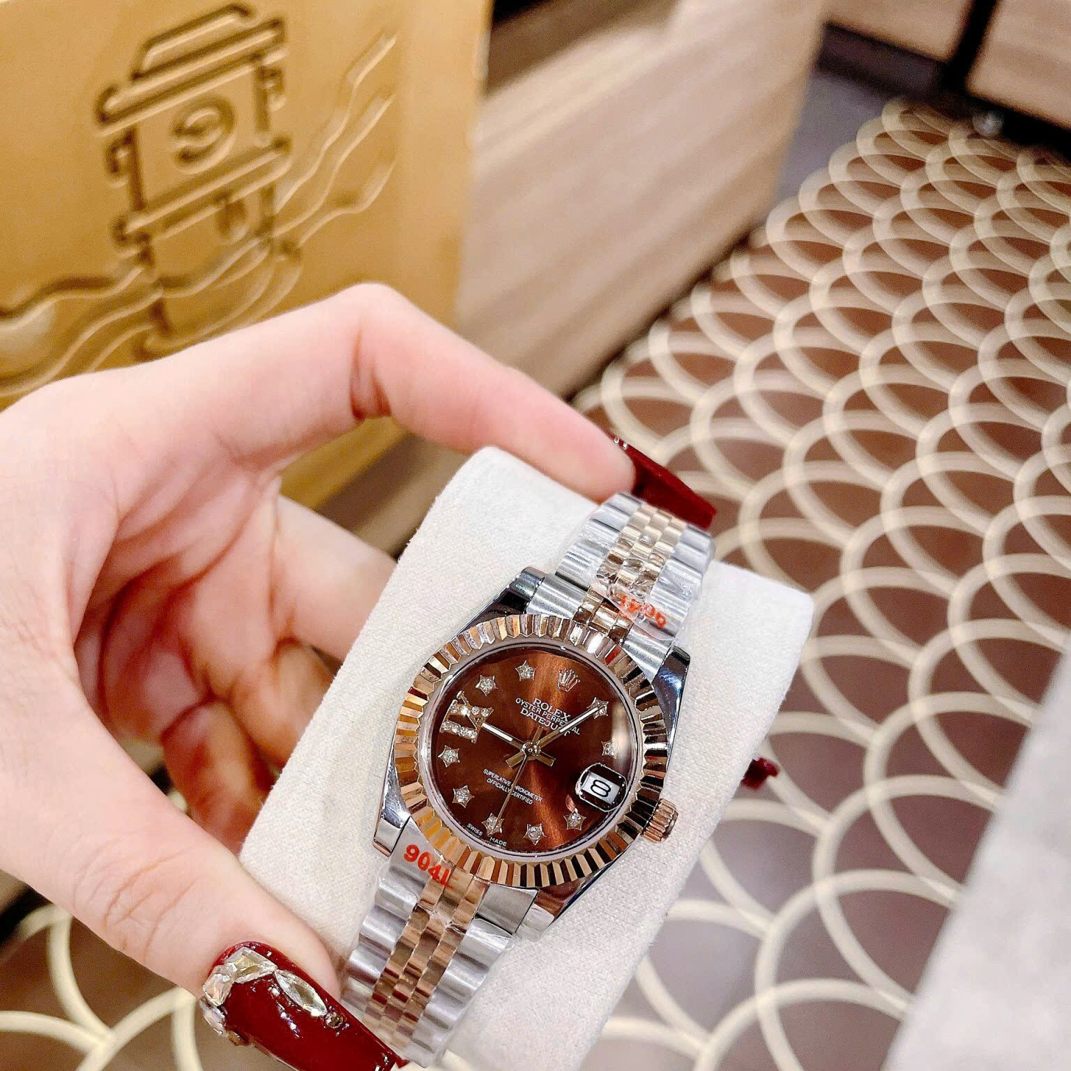 Đồng Hồ Rolex Niềng Khía |Nữ Giới |Mặt Nâu |Đính Đá Ngôi Sao |Dây Kim Loại Demi |Máy Pin (Máy Quartz) |Size 31mm |donghogiatot.vn
