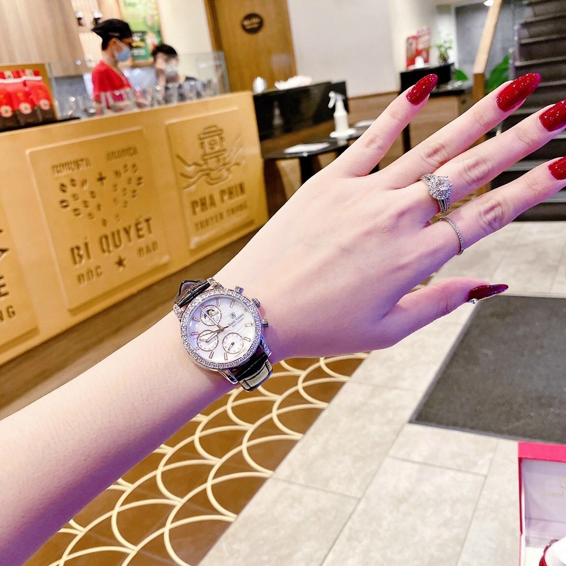 Đồng Hồ Royal Crown 6 Kim |Nữ Giới |Mặt Đính Đá |Dây Da Đen |Máy Pin (Quartz) |Size 34mm |donghogiatot.vn