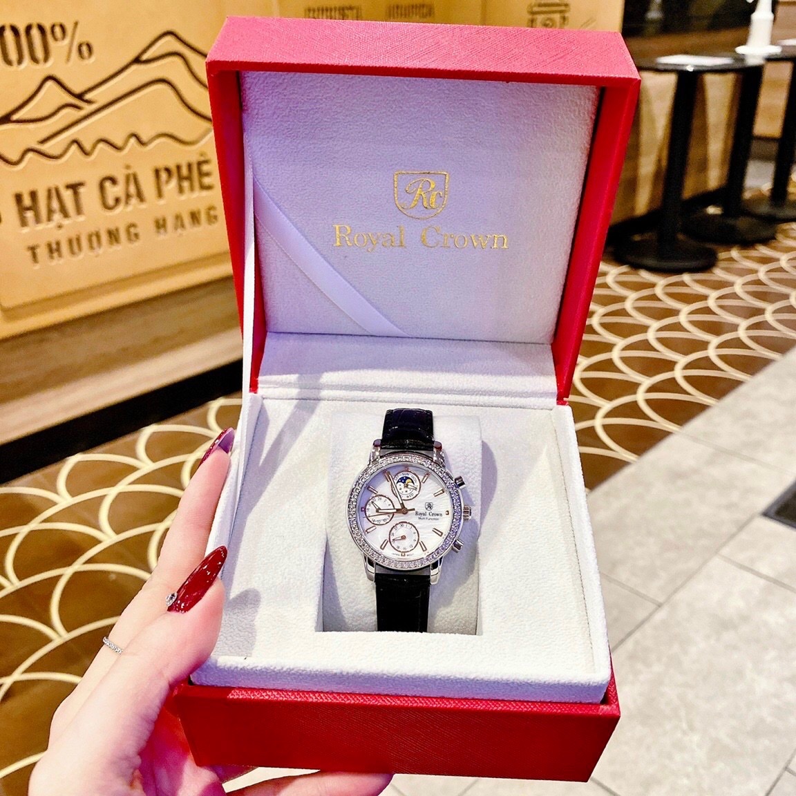 Đồng Hồ Royal Crown 6 Kim |Nữ Giới |Mặt Đính Đá |Dây Da Đen |Máy Pin (Quartz) |Size 34mm |donghogiatot.vn