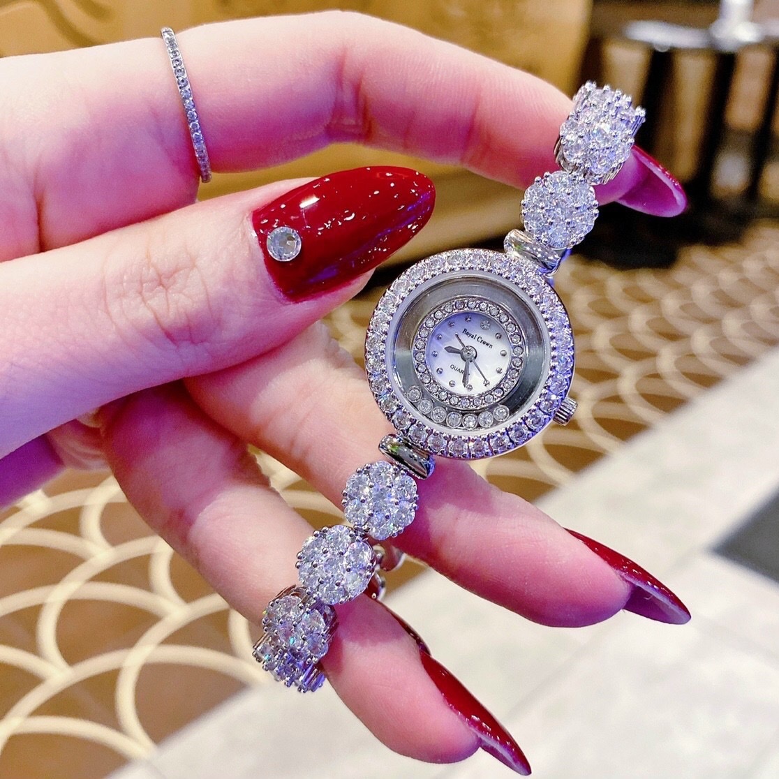 Đồng Hồ Royal Crown Đính Đá Chạy |Nữ Giới |Mặt Tròn |Lắc Tay Silver |Máy Pin (Quartz) |Size 26mm |donghogiatot.vn