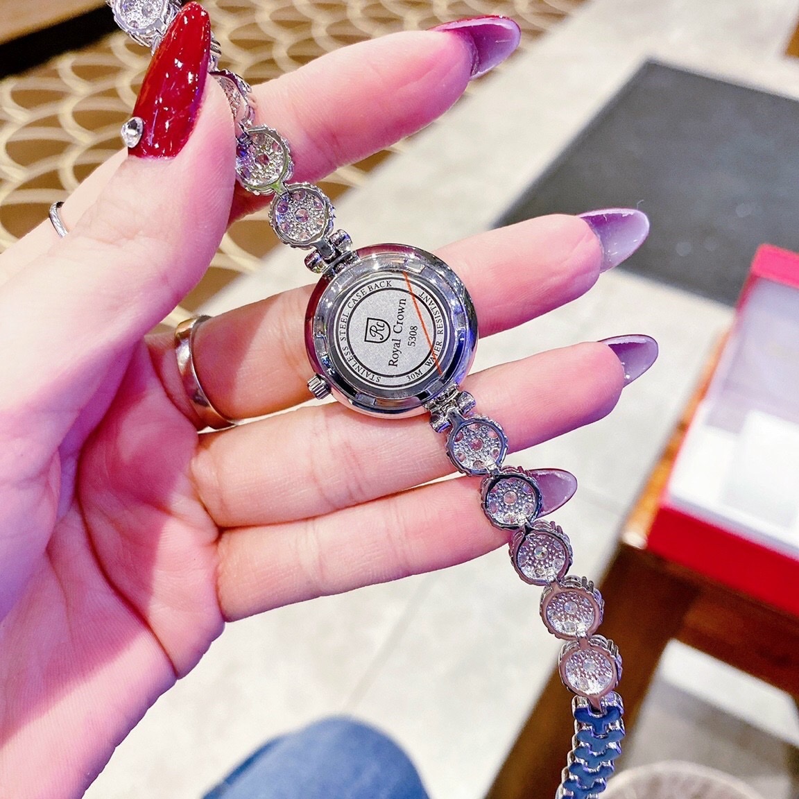 Đồng Hồ Royal Crown Đính Đá Chạy |Nữ Giới |Mặt Tròn |Lắc Tay Silver |Máy Pin (Quartz) |Size 26mm |donghogiatot.vn