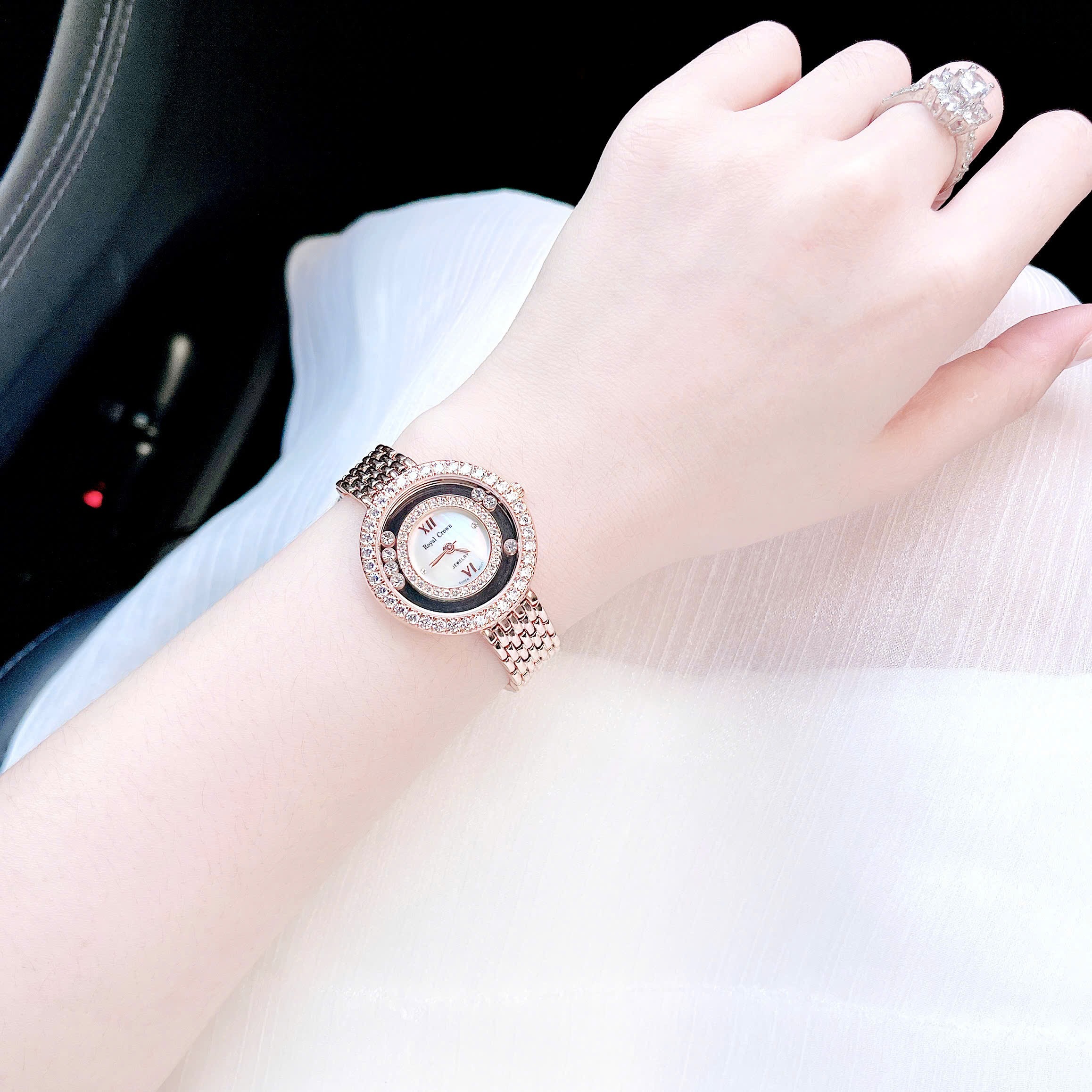 Đồng Hồ Royal Crown Đính Đá Chạy |Nữ Giới |Dây Kim Loại Rose Gold |Máy Pin (Quartz) |Size 32mm |donghogiatot.vn