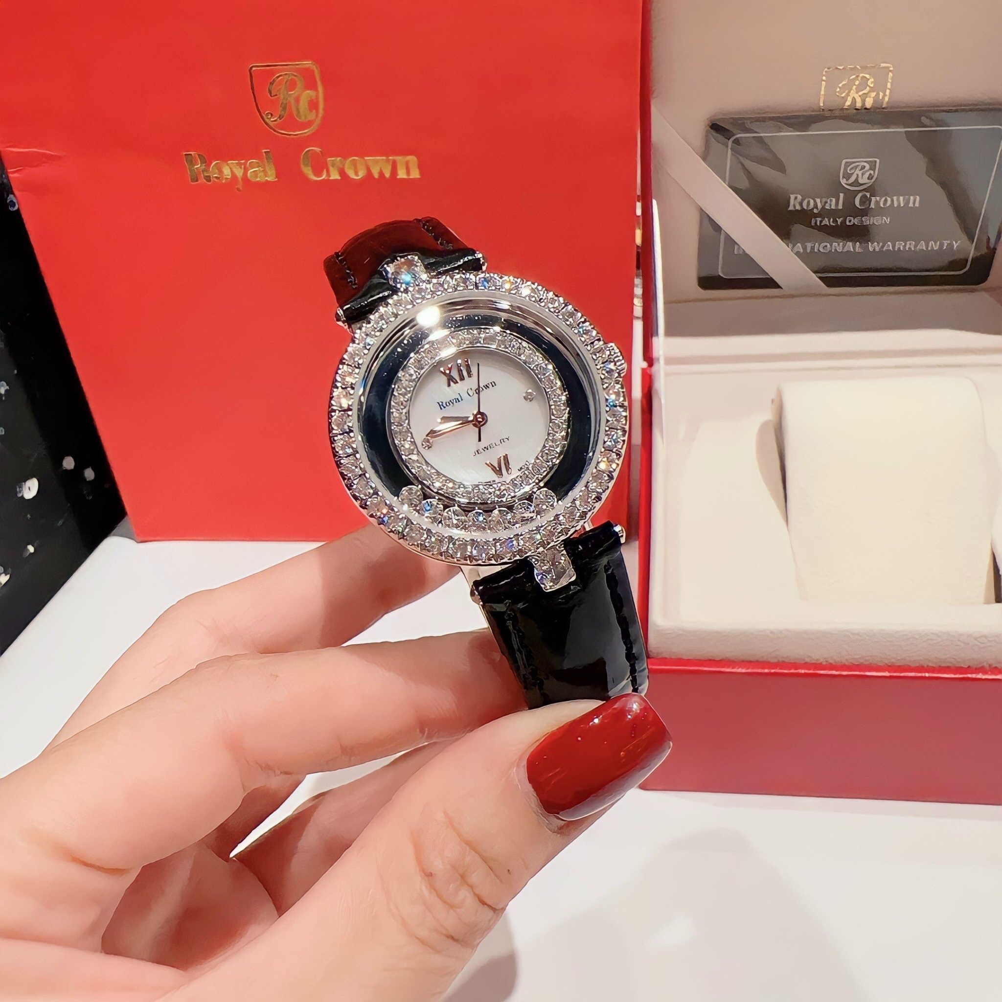 Đồng Hồ Royal Crown Đính Đá Chạy |Nữ Giới |Silver |Dây Da Đen |Máy Pin (Quartz) |Size 32mm |donghogiatot.vn