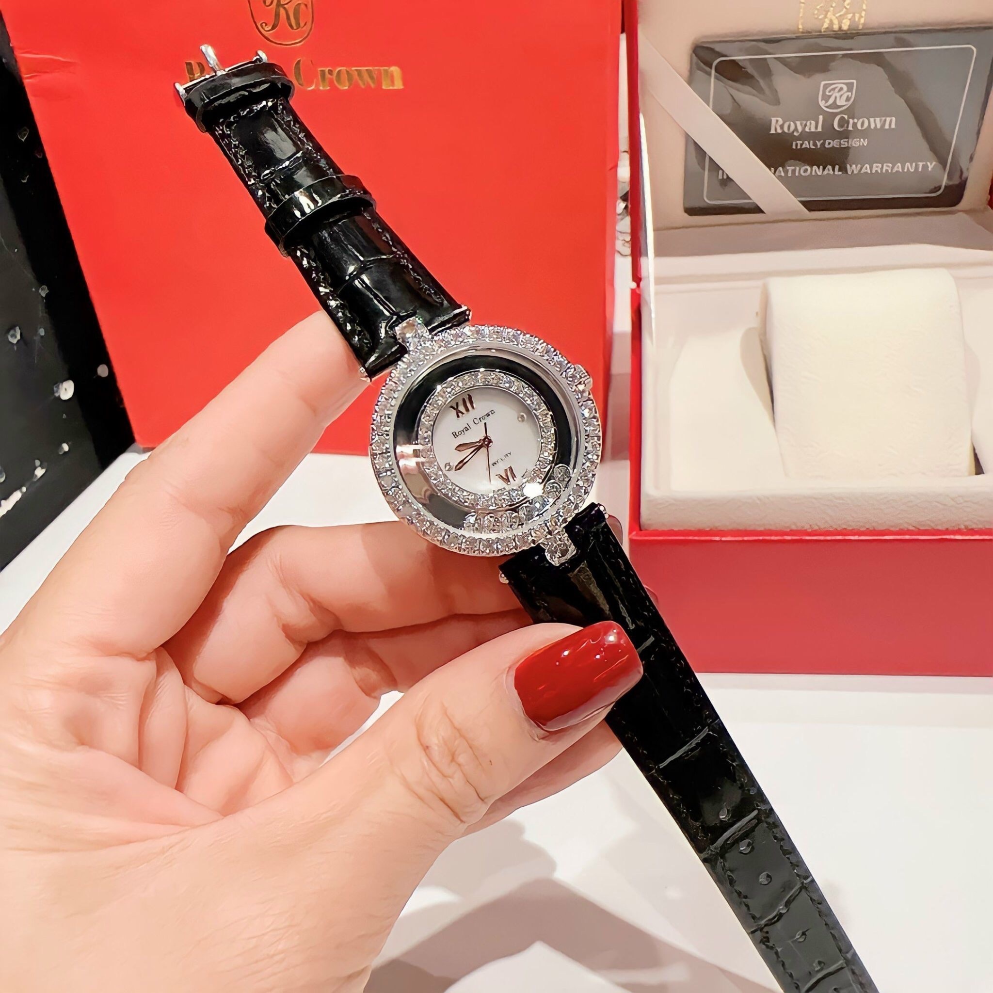 Đồng Hồ Royal Crown Đính Đá Chạy |Nữ Giới |Silver |Dây Da Đen |Máy Pin (Quartz) |Size 32mm |donghogiatot.vn