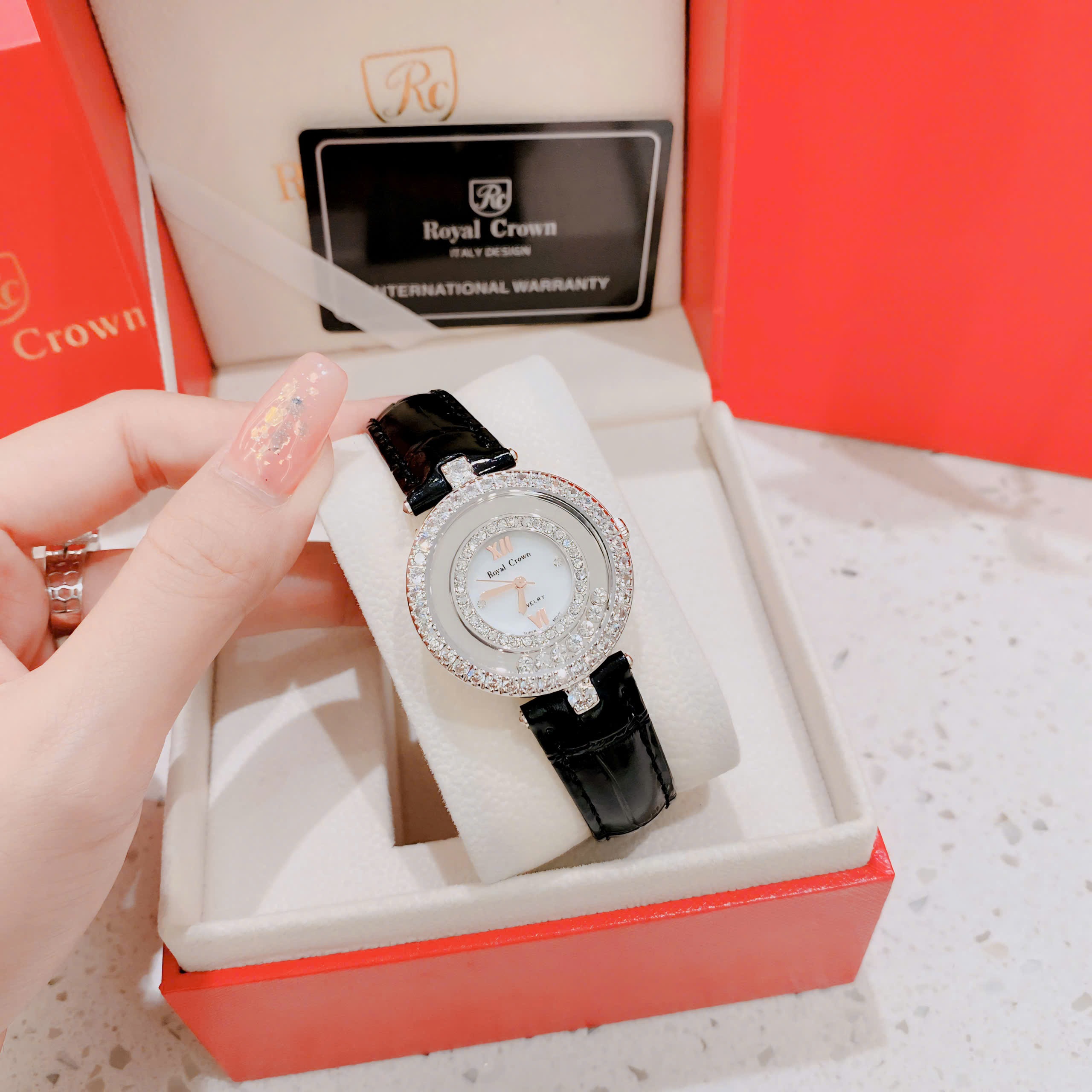 Đồng Hồ Royal Crown Đính Đá Chạy |Nữ Giới |Silver |Dây Da Đen |Máy Pin (Quartz) |Size 32mm |donghogiatot.vn