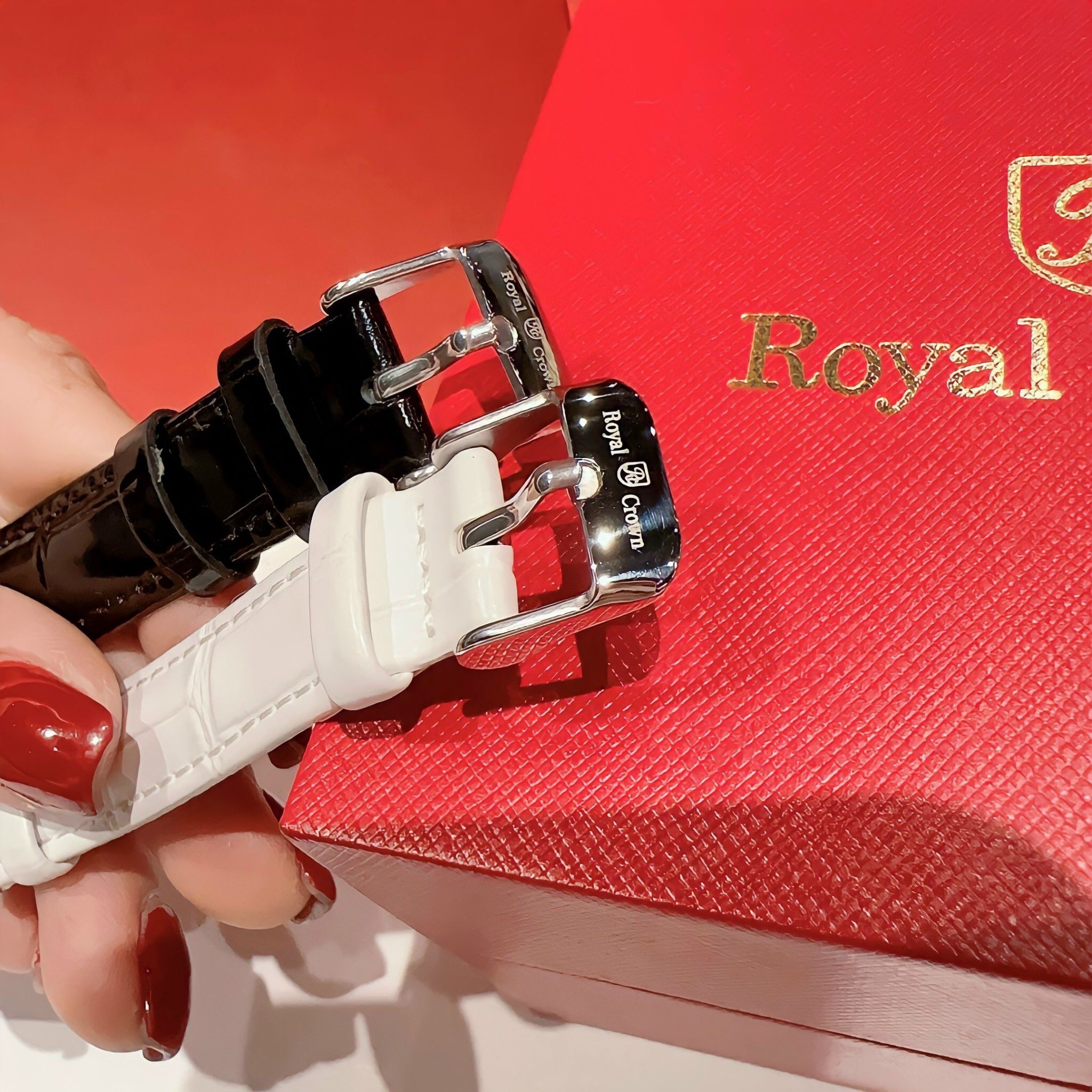 Đồng Hồ Royal Crown Đính Đá Chạy |Nữ Giới |Silver |Dây Da Đen |Máy Pin (Quartz) |Size 32mm |donghogiatot.vn