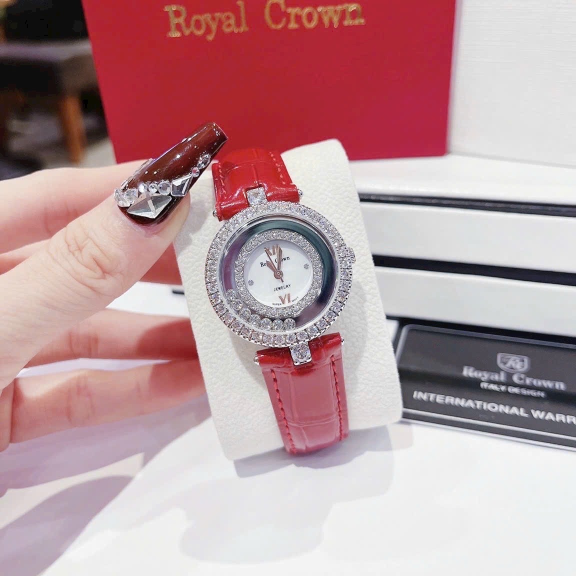 Đồng Hồ Royal Crown Đính Đá Chạy |Nữ Giới |Silver |Dây Da Đỏ |Máy Pin (Quartz) |Size 32mm |donghogiatot.vn