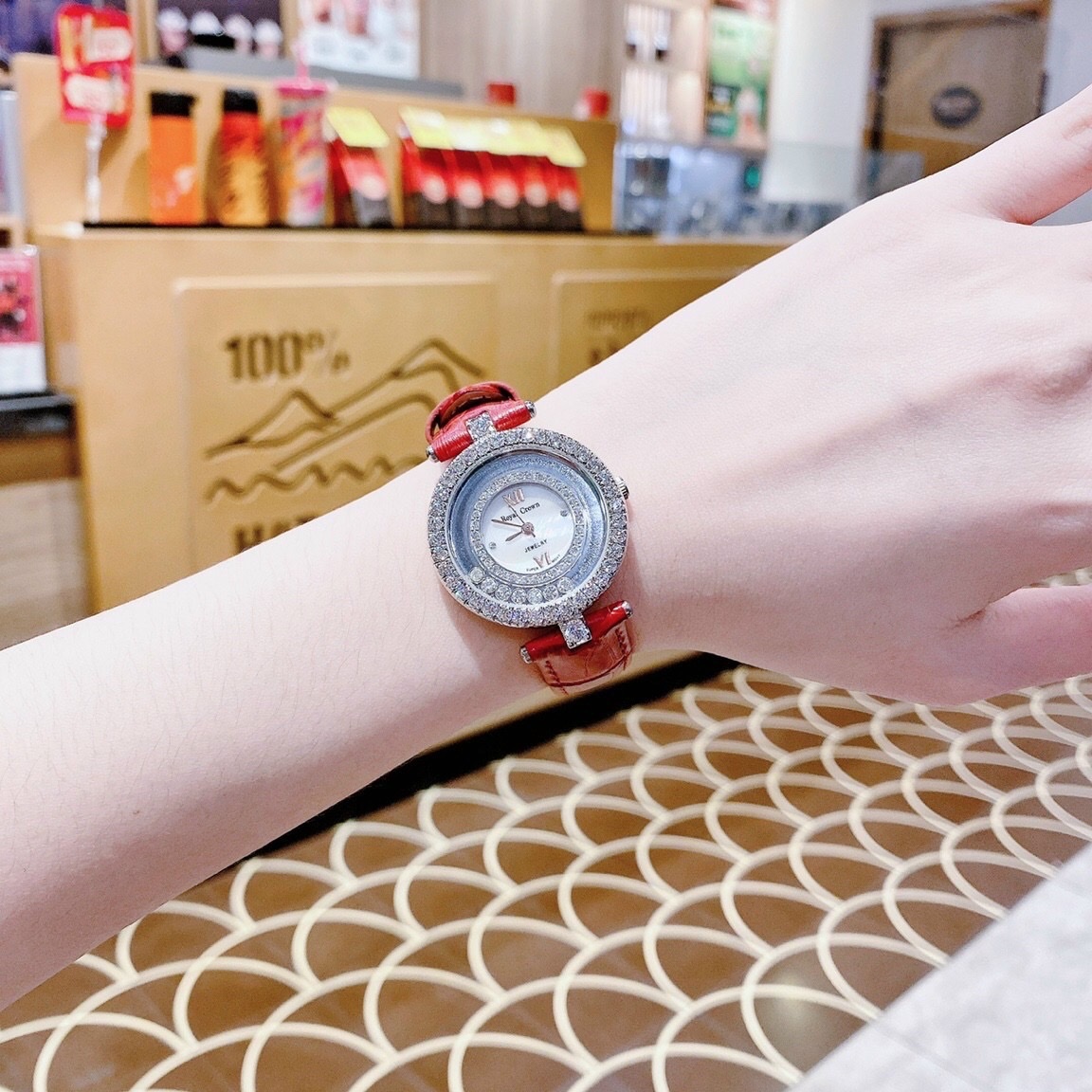 Đồng Hồ Royal Crown Đính Đá Chạy |Nữ Giới |Silver |Dây Da Đỏ |Máy Pin (Quartz) |Size 32mm |donghogiatot.vn