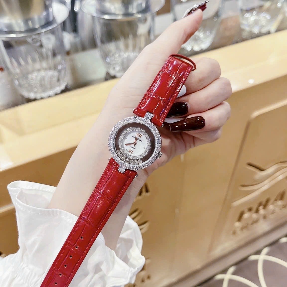 Đồng Hồ Royal Crown Đính Đá Chạy |Nữ Giới |Silver |Dây Da Đỏ |Máy Pin (Quartz) |Size 32mm |donghogiatot.vn