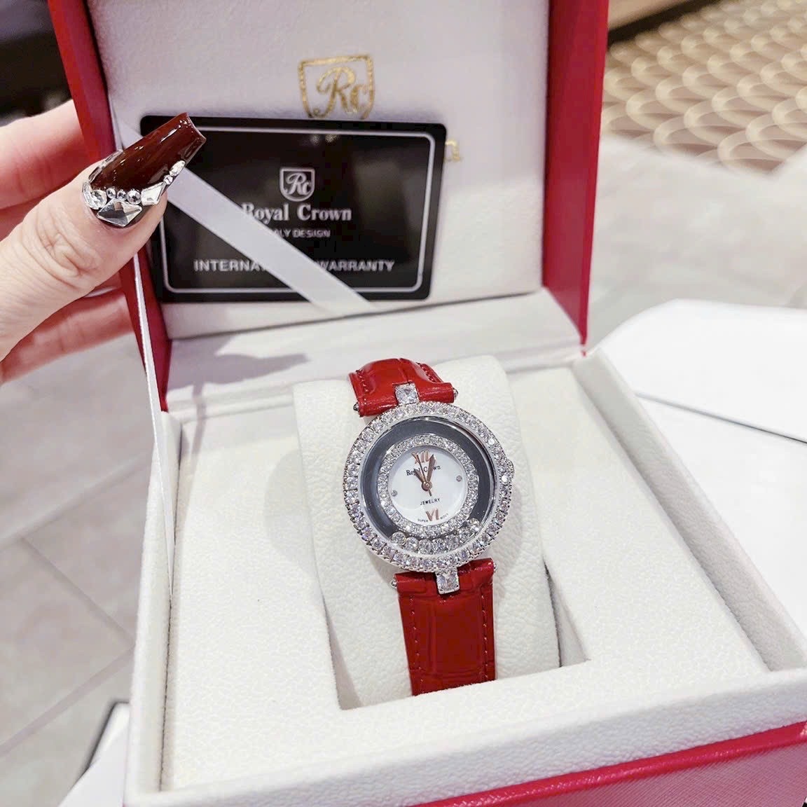 Đồng Hồ Royal Crown Đính Đá Chạy |Nữ Giới |Silver |Dây Da Đỏ |Máy Pin (Quartz) |Size 32mm |donghogiatot.vn