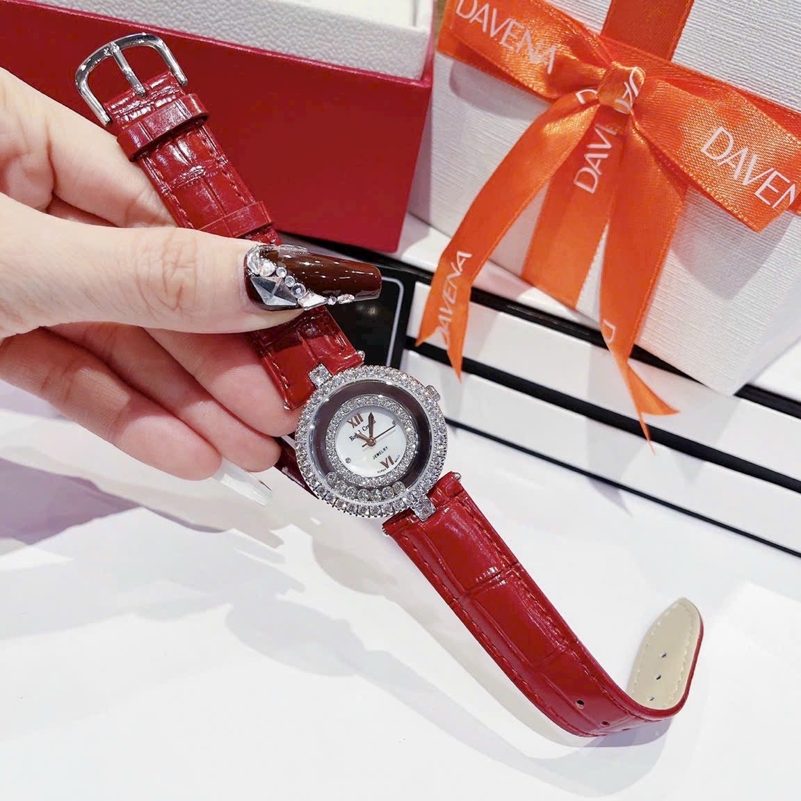 Đồng Hồ Royal Crown Đính Đá Chạy |Nữ Giới |Silver |Dây Da Đỏ |Máy Pin (Quartz) |Size 32mm |donghogiatot.vn